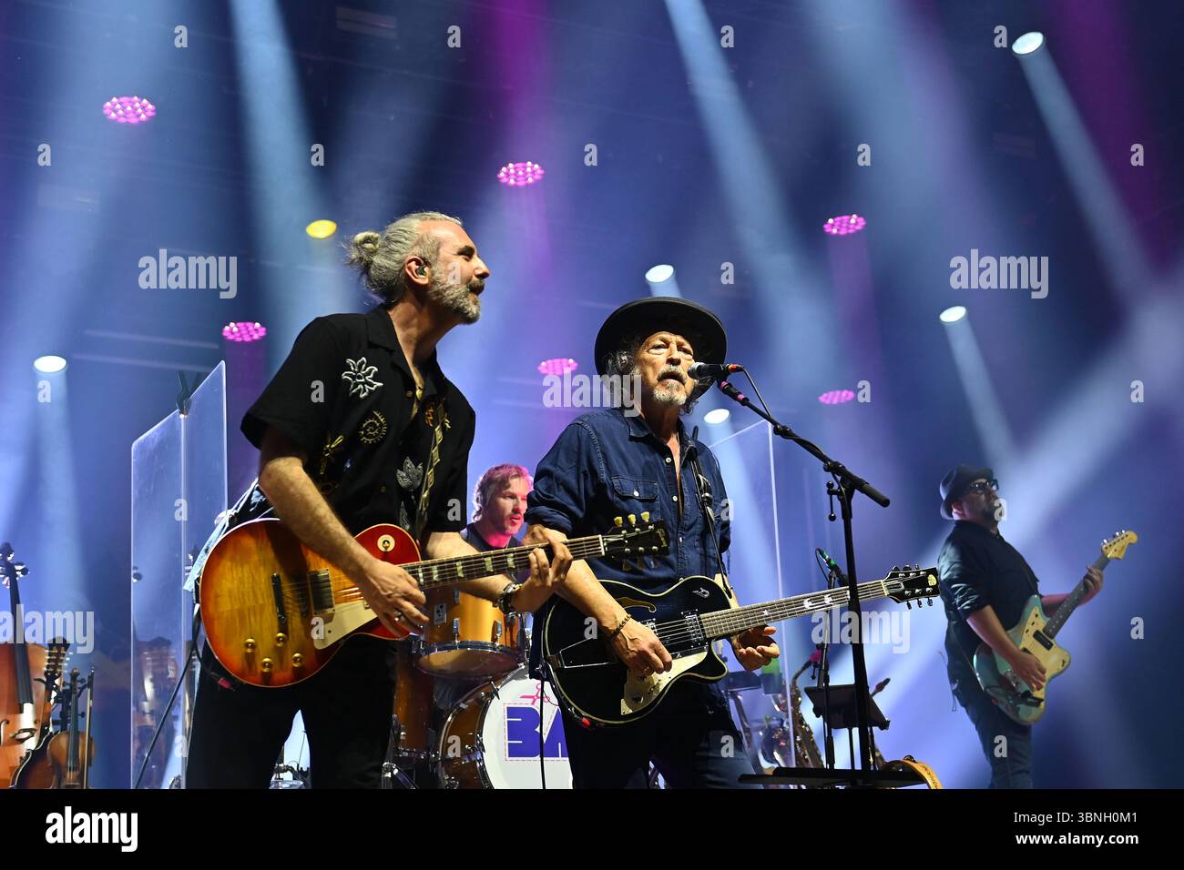 Wolfgang NIEDECKEN, BAP, Musiker, Gitarrist, Sänger, Gründer der deutschen Rockband Li: Ulrich Rode (Gitarrist). BAP, Live, Konzert, Bühne, Tollwood Festival am 2. Juli 2025 Stockfoto