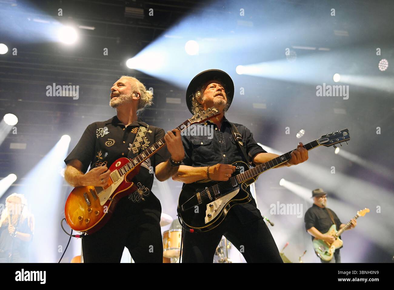 Wolfgang NIEDECKEN, BAP, Musiker, Gitarrist, Sänger, Gründer der deutschen Rockband Li: Ulrich Rode (Gitarrist). BAP, Live, Konzert, Bühne, Tollwood Festival am 2. Juli 2025 Stockfoto