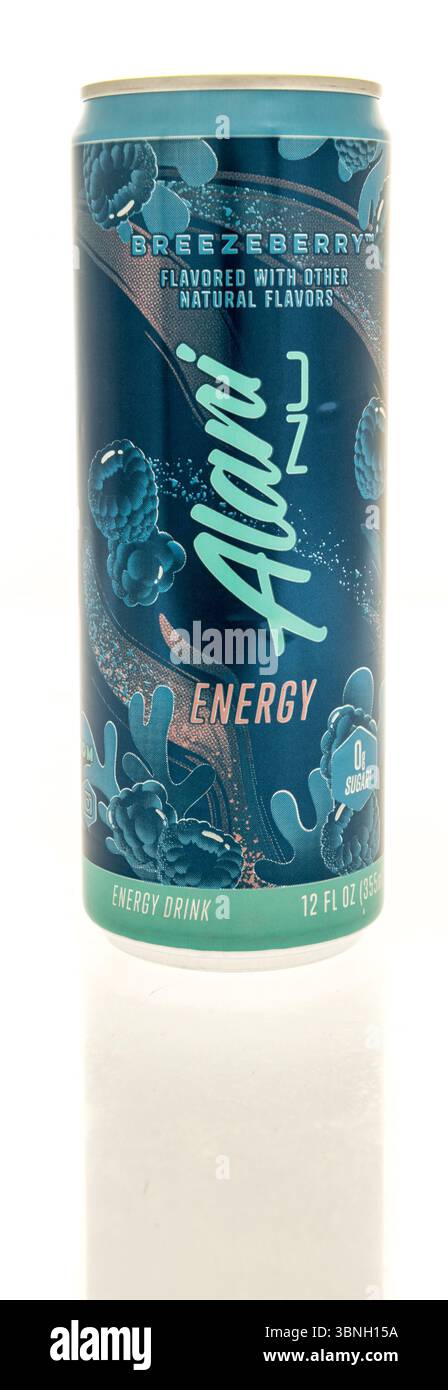 Winneconne, WI - 30. Juni 2025: Eine Dose Alini Energy Drink in Heidelbeergeschmack auf einem isolierten Hintergrund. Stockfoto