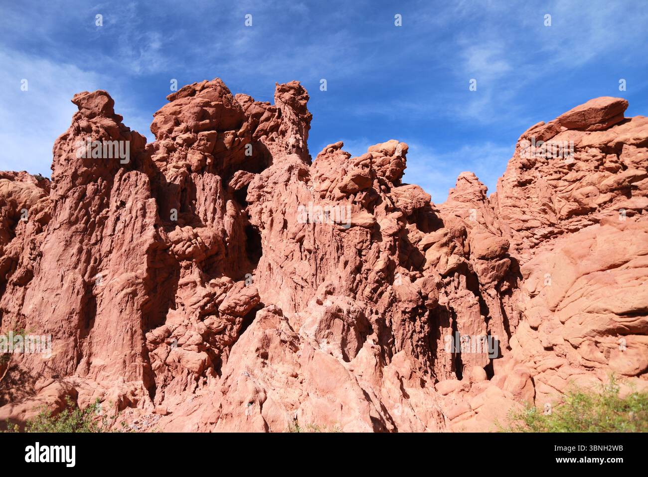 Rote Berge vor blauem Himmel in der Provinz Jujuy, Argentinien. Pulsierende Berglandschaft mit dramatischen Felsformationen. Stockfoto