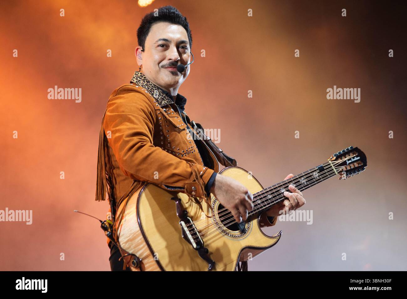 BARCELONA, ESPAÑA – JULIO 1. Los Tigres del Norte en concierto como parte del ALMA Festival en el Poble Espanyol de Barcelona Stockfoto
