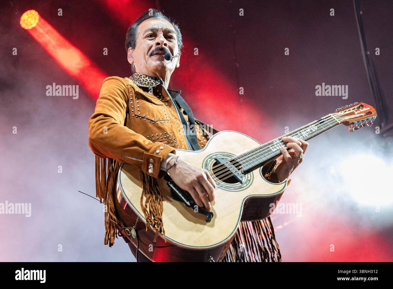BARCELONA, ESPAÑA – JULIO 1. Los Tigres del Norte en concierto como parte del ALMA Festival en el Poble Espanyol de Barcelona Stockfoto