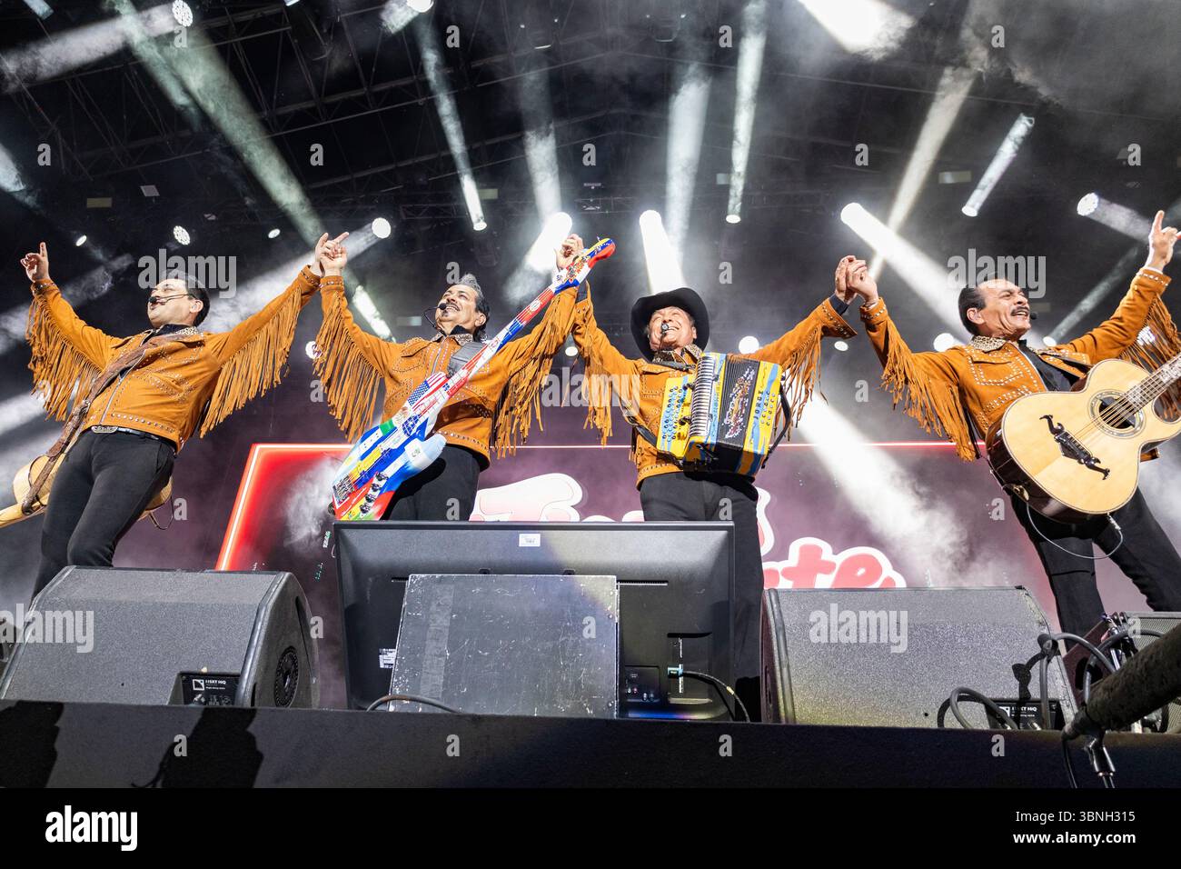 BARCELONA, ESPAÑA – JULIO 1. Los Tigres del Norte en concierto como parte del ALMA Festival en el Poble Espanyol de Barcelona Stockfoto