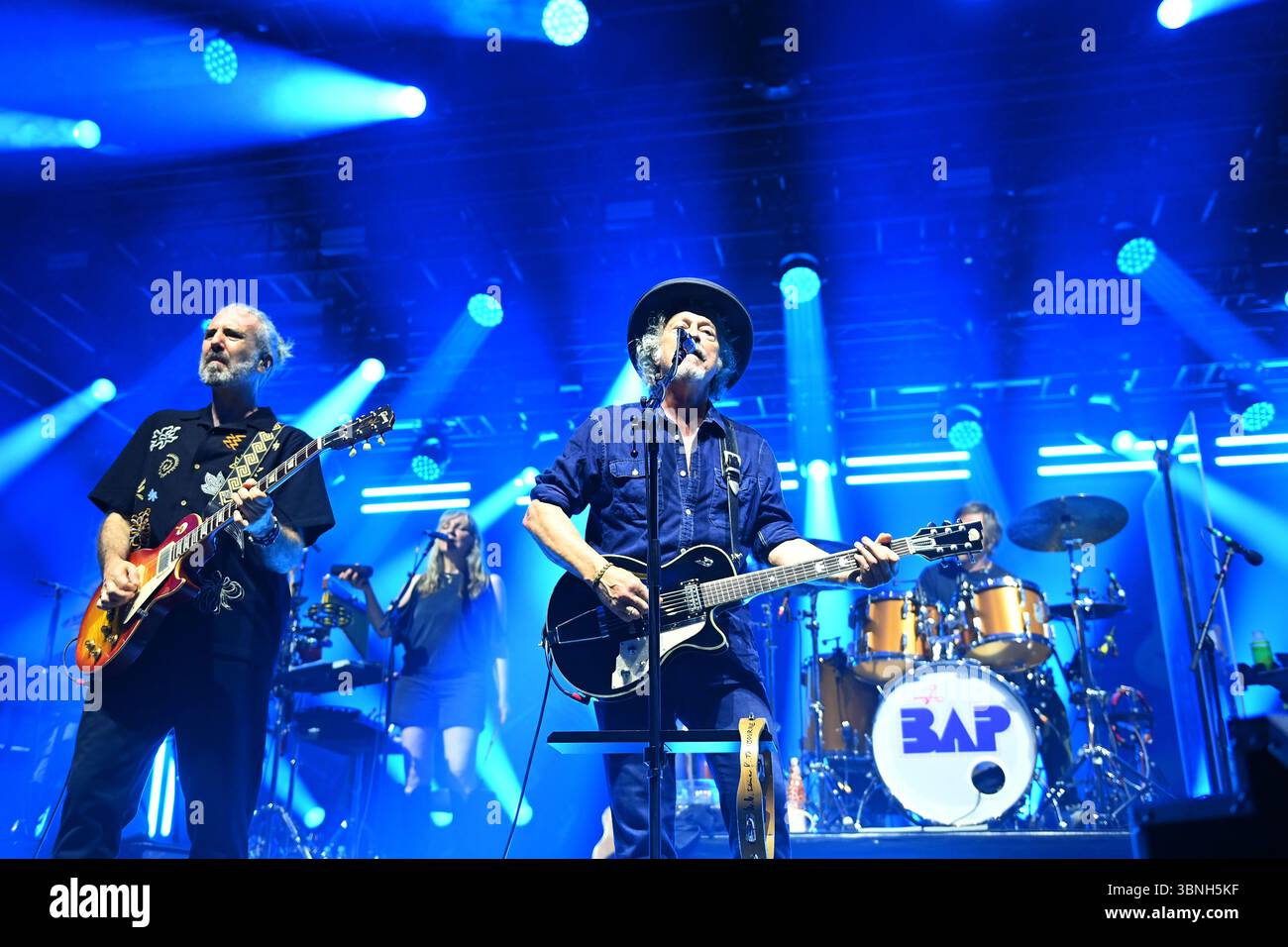 Wolfgang NIEDECKEN, BAP, Musiker, Gitarrist, Sänger, Gründer der deutschen Rockband Li: Ulrich Rode (Gitarrist). BAP, Live, Konzert, Bühne, Tollwood Festival am 2. Juli 2025 Stockfoto