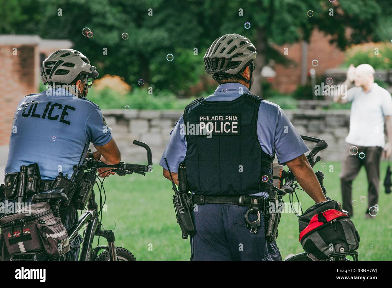 Polizeibeamte von Philadelphia mit Fahrrädern werden am 2. Juli 2025 in Philadelphia, Pennsylvania, USA, gesichtet Stockfoto