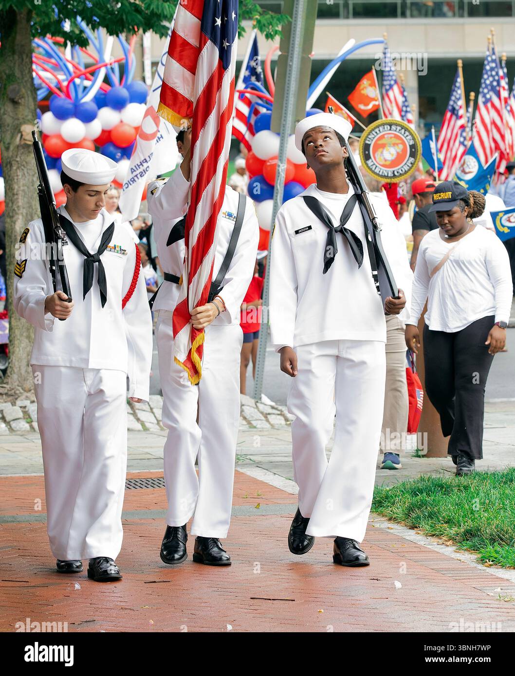 Kadetten des United States Marine Corps treten am 2. Juli 2025 bei der Red, White and Blue To-do Parade mit amerikanischen Flaggen im historischen Stadtteil Philadelphia, Pennsylvania, USA, an Stockfoto