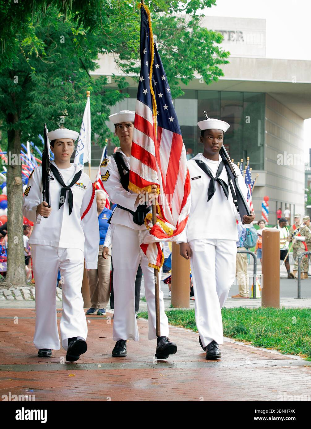 Kadetten des United States Marine Corps treten am 2. Juli 2025 bei der Red, White and Blue To-do Parade mit amerikanischen Flaggen im historischen Stadtteil Philadelphia, Pennsylvania, USA, an Stockfoto