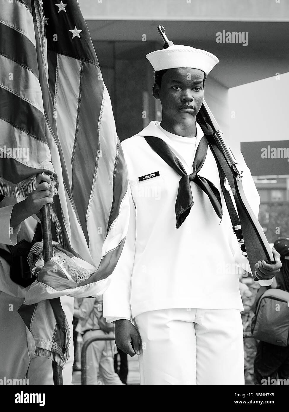 Kadetten des United States Marine Corps treten am 2. Juli 2025 bei der Red, White and Blue To-do Parade mit amerikanischen Flaggen im historischen Stadtteil Philadelphia, Pennsylvania, USA, an Stockfoto