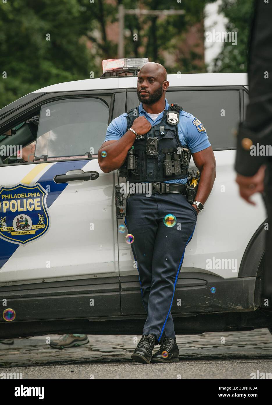 Ein Polizist aus Philadelphia nimmt am 2. Juli 2025 an der To-do-Parade in Rot, weiß und Blau im historischen Stadtteil Philadelphia, Pennsylvania, USA Teil. Stockfoto
