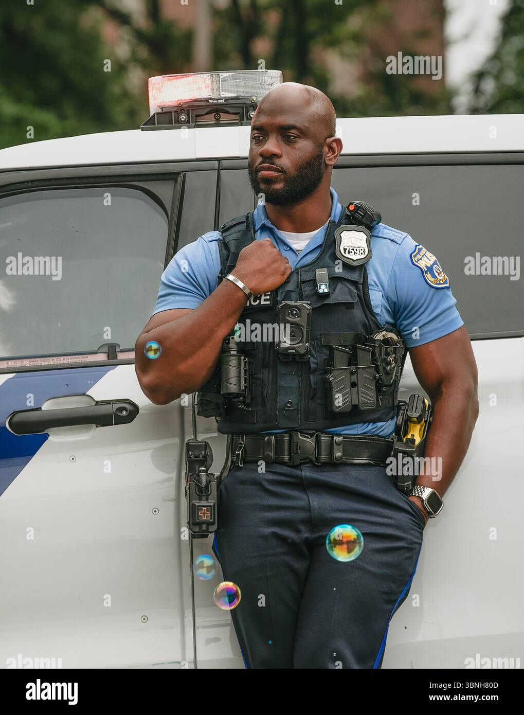 Ein Polizist aus Philadelphia nimmt am 2. Juli 2025 an der To-do-Parade in Rot, weiß und Blau im historischen Stadtteil Philadelphia, Pennsylvania, USA Teil. Stockfoto
