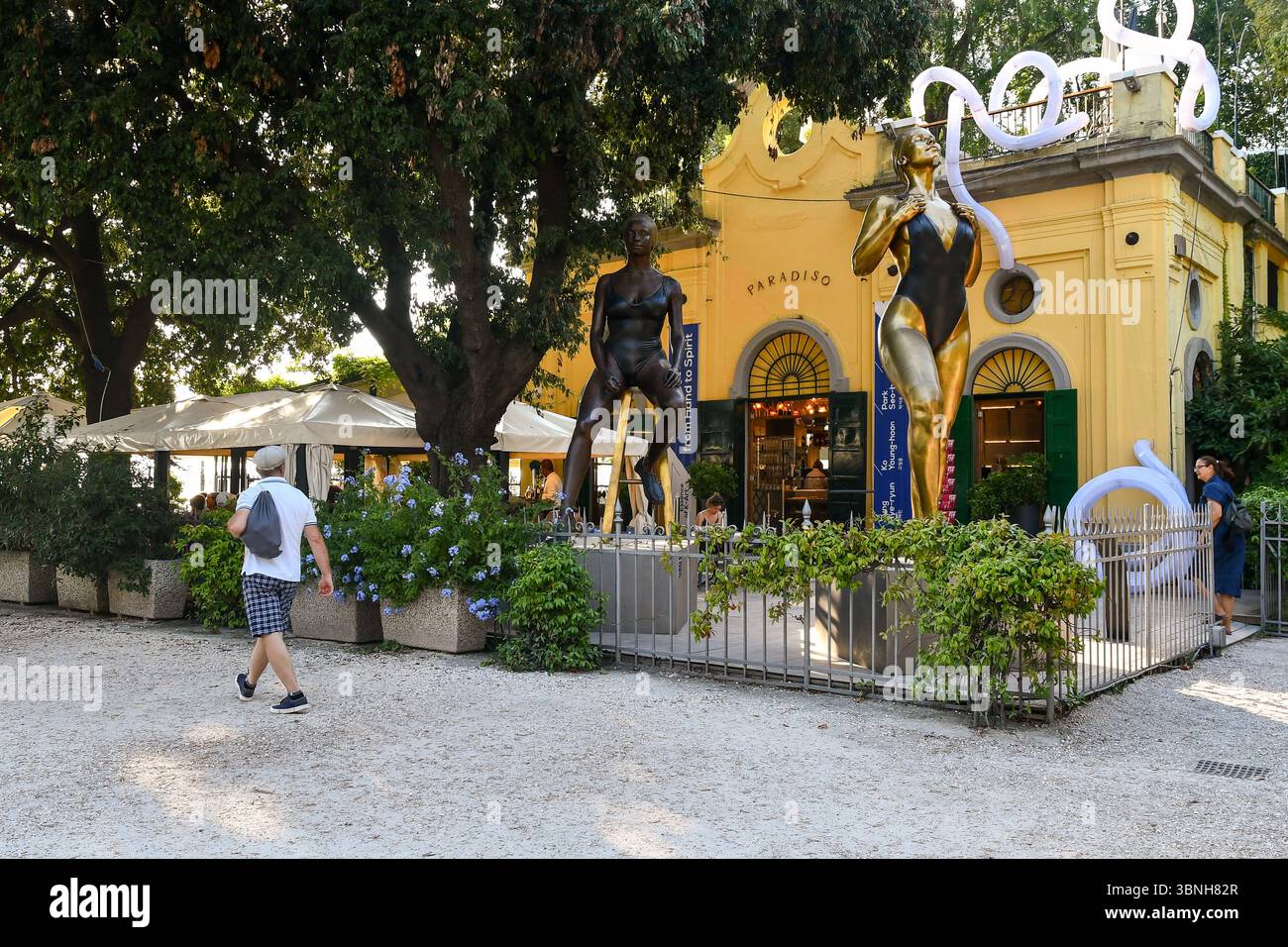 Paradiso Café-Restaurant in den Biennale-Gärten, mit den Skulpturen „Tranquility“ und „My Body, My Rules“ von Carole Feuerman, Venedig, Venetien, Italien Stockfoto