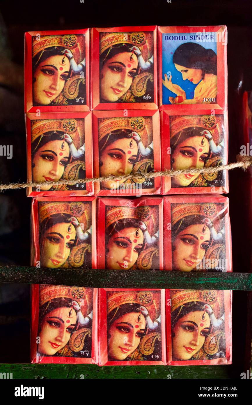 Bodhu Sindur, ein kosmetisches Pulver, das mit Heiratsritualen in Verbindung steht, zum Verkauf in Puthia, Bangladesch, mit idealisierten Brautbildern. Stockfoto