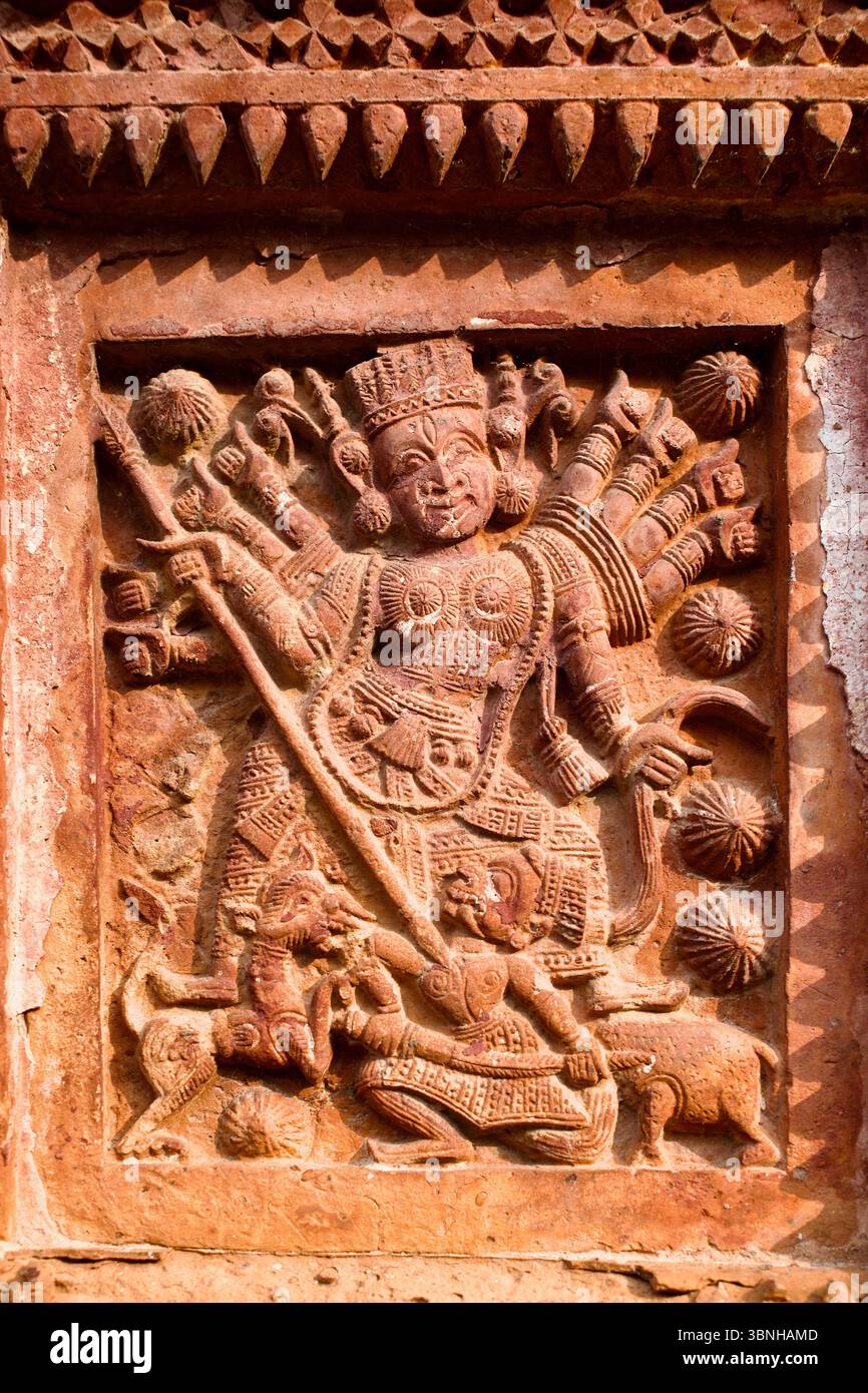 Terrakottafeld der Göttin Durga tötet den Büffeldämon Mahishasura im Pancha Ratna Govinda Tempel in Puthia, Bangladesch. Stockfoto