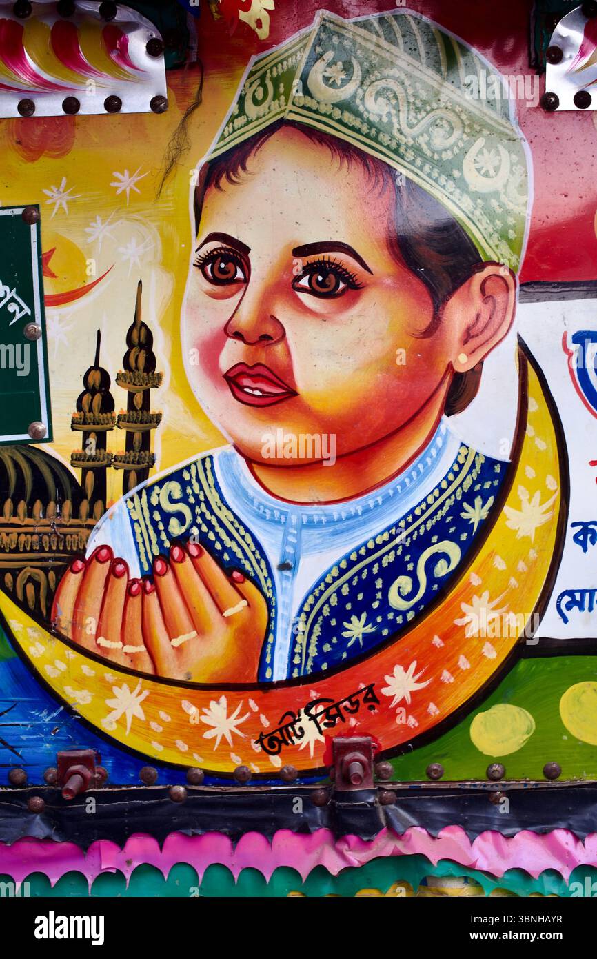 Handgemalte Rikscha-Platte in Cumilla, Bangladesch, die ein Kind in einer Gebetsgeste zeigt, umgeben von Mondsichel, Sternen und Motiven der Moschee. Stockfoto