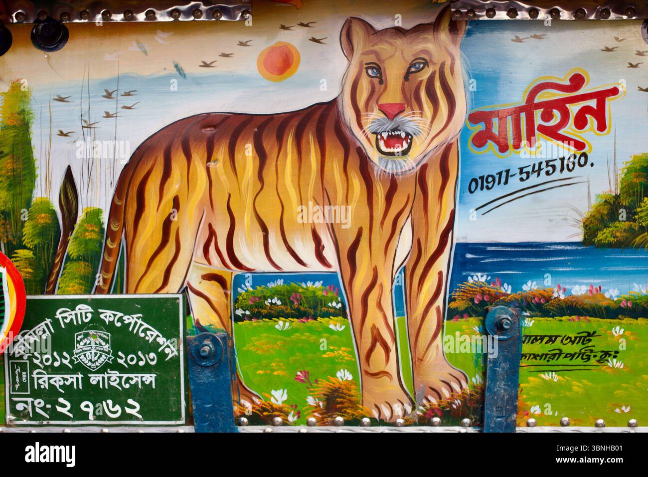 Das kühne Rikscha-Gemälde eines brüllenden Tigers in einer stilisierten Landschaft, das auf einer Fahrzeugtafel in Cumilla, Bangladesch, zu sehen ist. Stockfoto