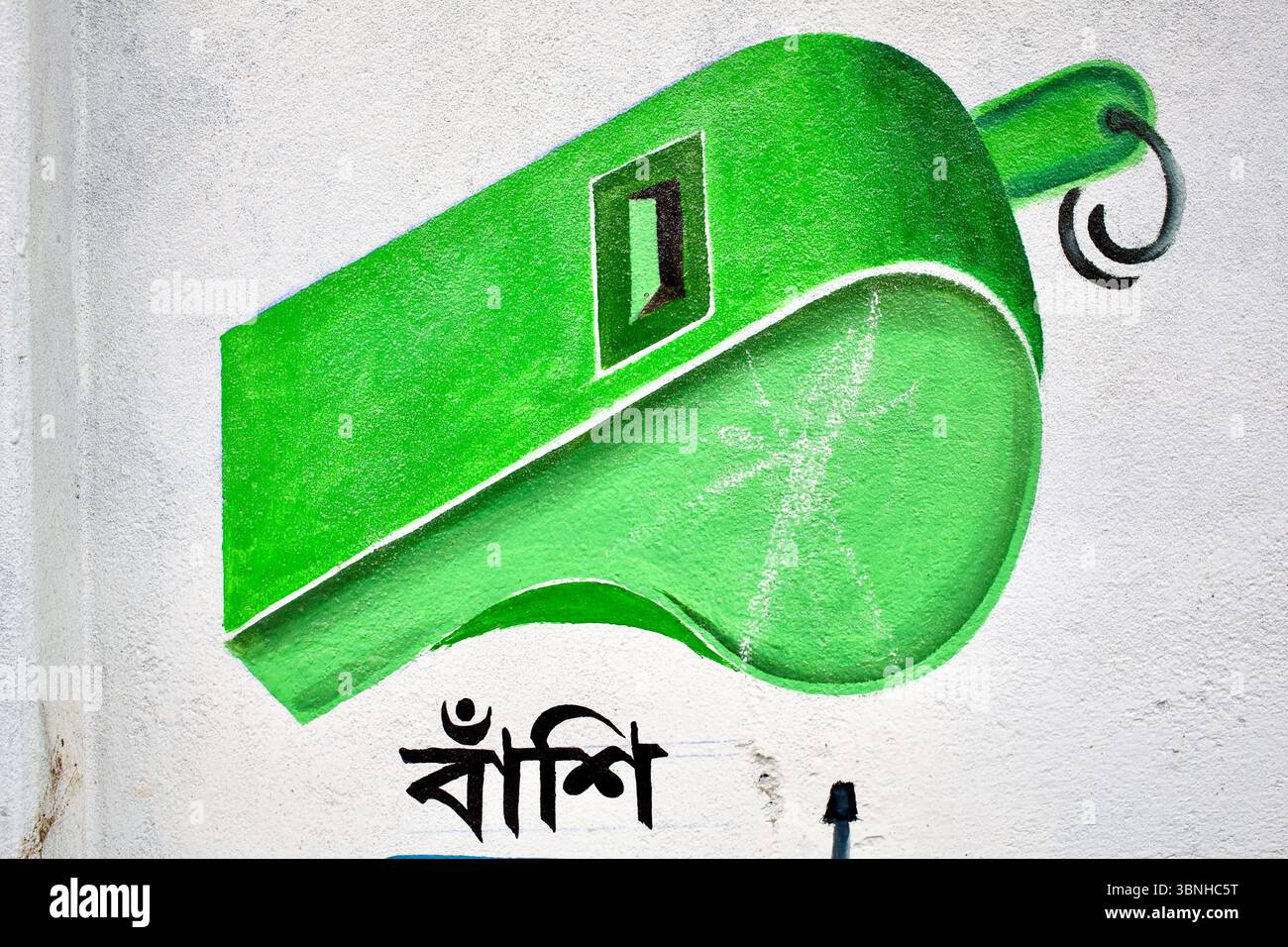 Handgemalte grüne Pfeife von einem Wandgemälde für die Notfallvorsorge in Rangpur, Bangladesch, die die wichtigsten Maßnahmen für die Katastrophenbewältigung fördert. Stockfoto