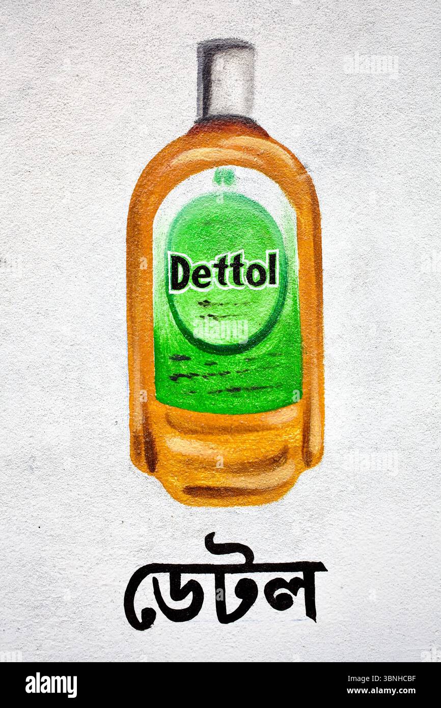 Handbemalte Dettol-Flasche von einem Wandbild zur Erdbebenbereitschaft in Rangpur, Bangladesch, zur Förderung der Grundhygiene in Notsituationen. Stockfoto