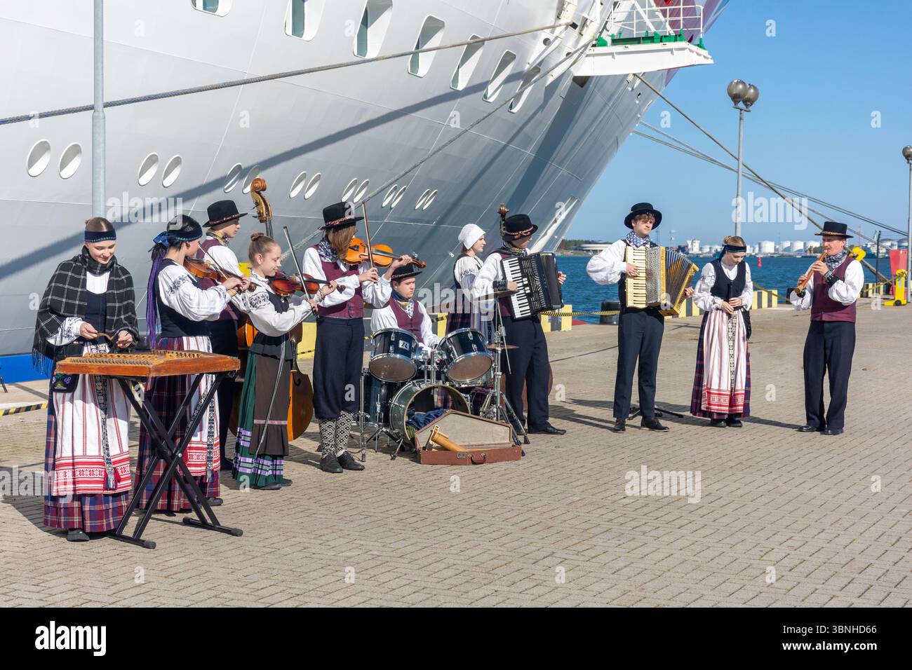 Litauische Folklore-Musikgruppe am Kreuzfahrthafen, Hafen von Klaipėda, Klaipėda, Kreis Klaipėda, Republik Litauen Stockfoto