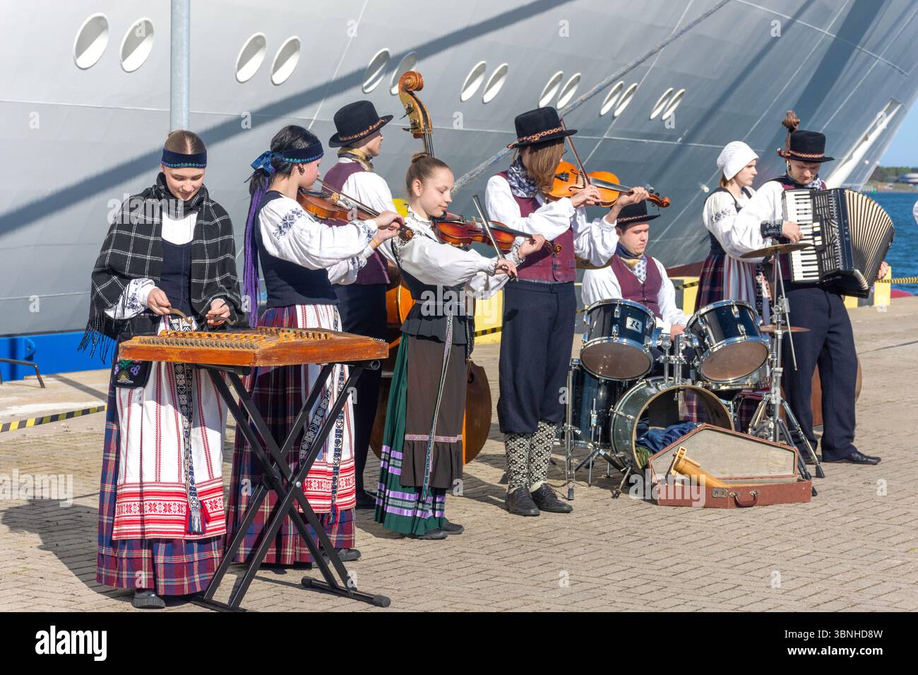Litauische Folklore-Musikgruppe am Kreuzfahrthafen, Hafen von Klaipėda, Klaipėda, Kreis Klaipėda, Republik Litauen Stockfoto