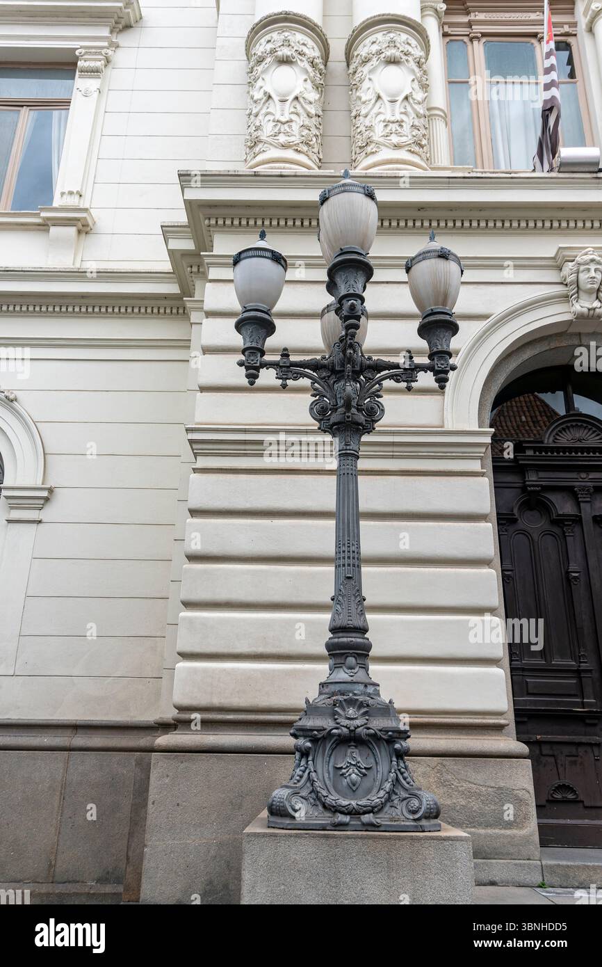 Alter und traditioneller Lichtmast in der Innenstadt von Sao Paulo, Brasilien. Stockfoto