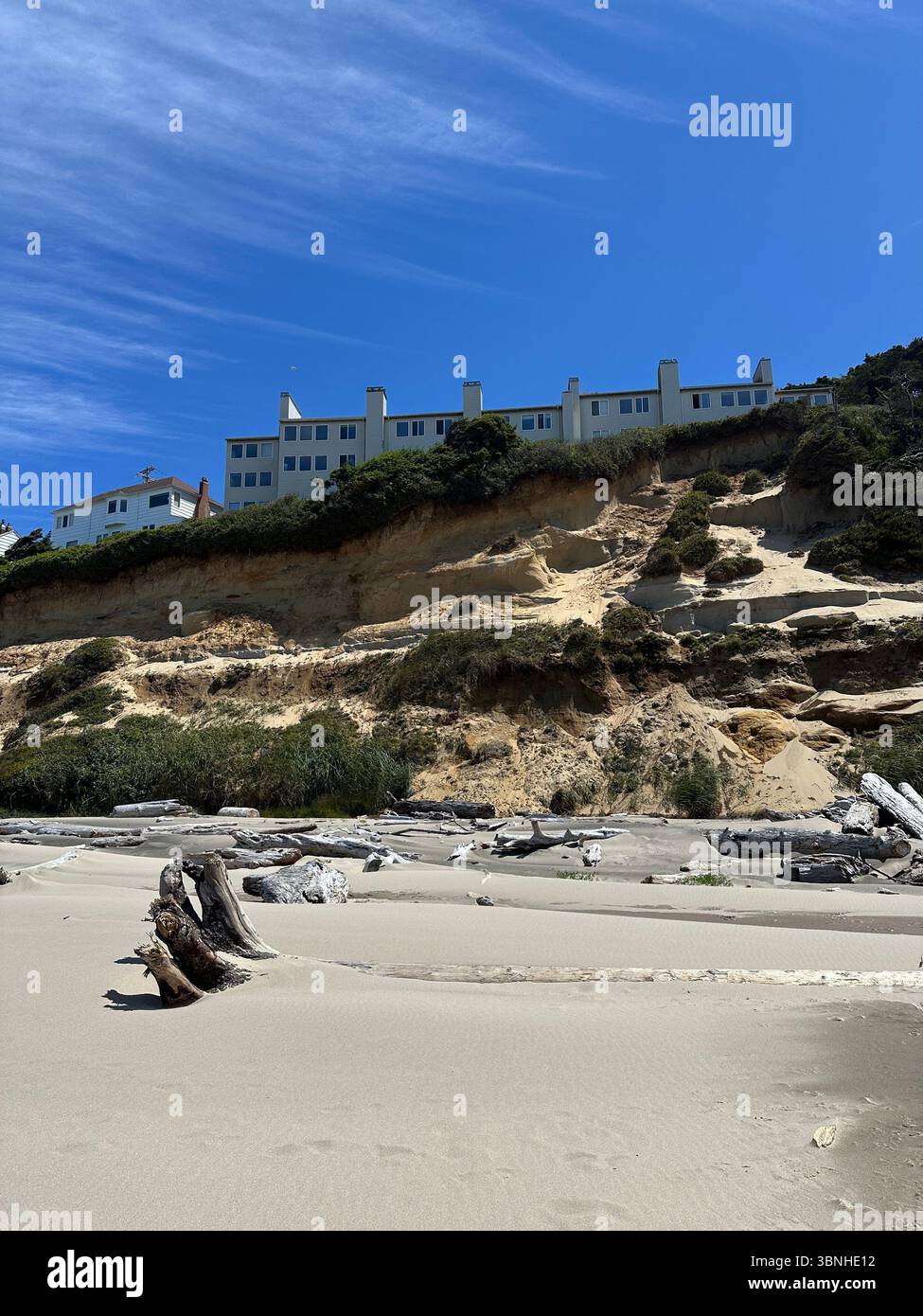 Gebäude am Rande einer Klippe aus Sicht von Nelscott Beach in Lincoln City, Oregon. Stockfoto