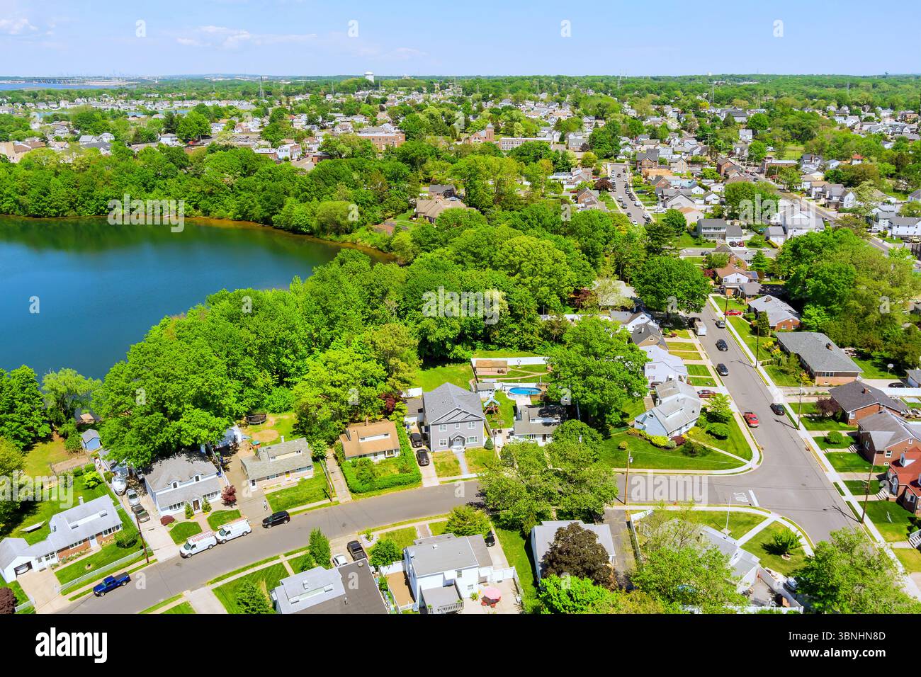 Vorstadtlandschaft mit Wohnhäusern, Straßen und Einfamilienhäusern in Sayreville, Middlesex County, New Jersey Stockfoto