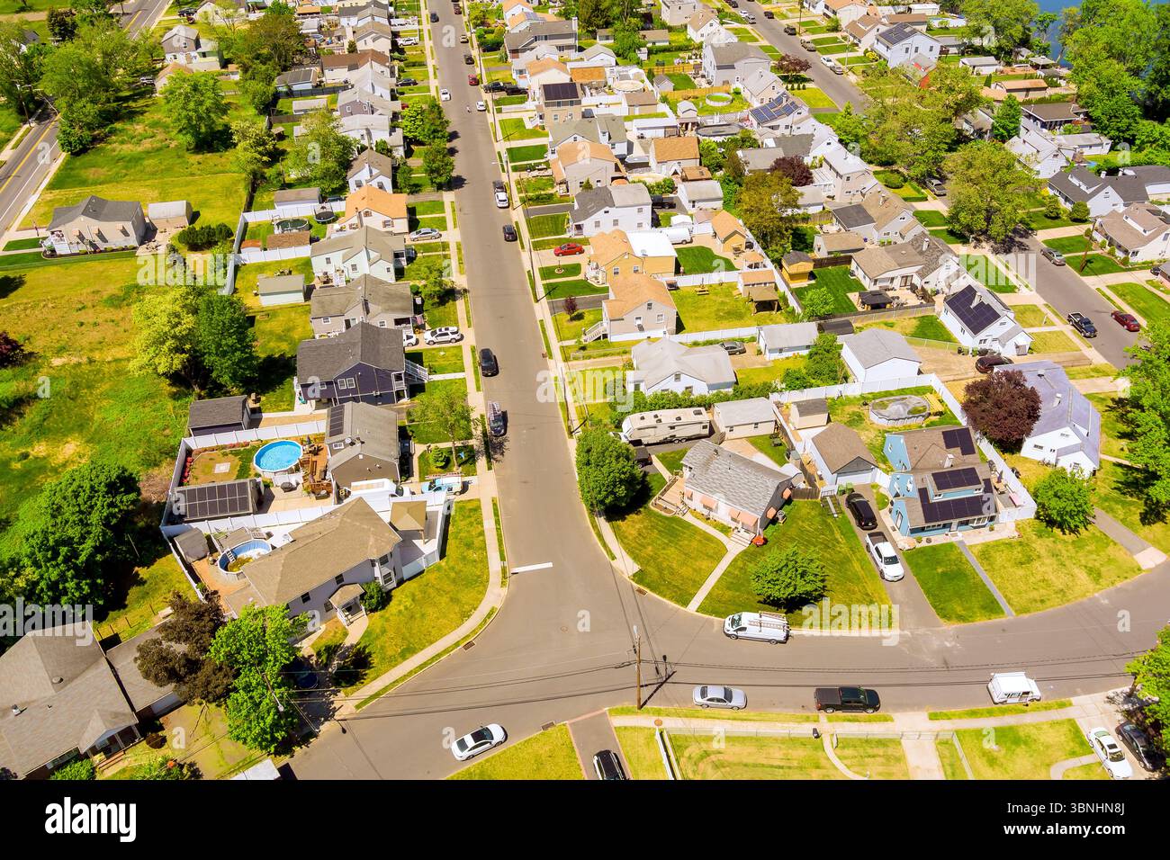 Überdachtes Wohnviertel mit hübschen Häuserreihen und sich kreuzenden Straßen in der Vorstadtlandschaft von Sayreville, Middlesex County, New Jersey Stockfoto