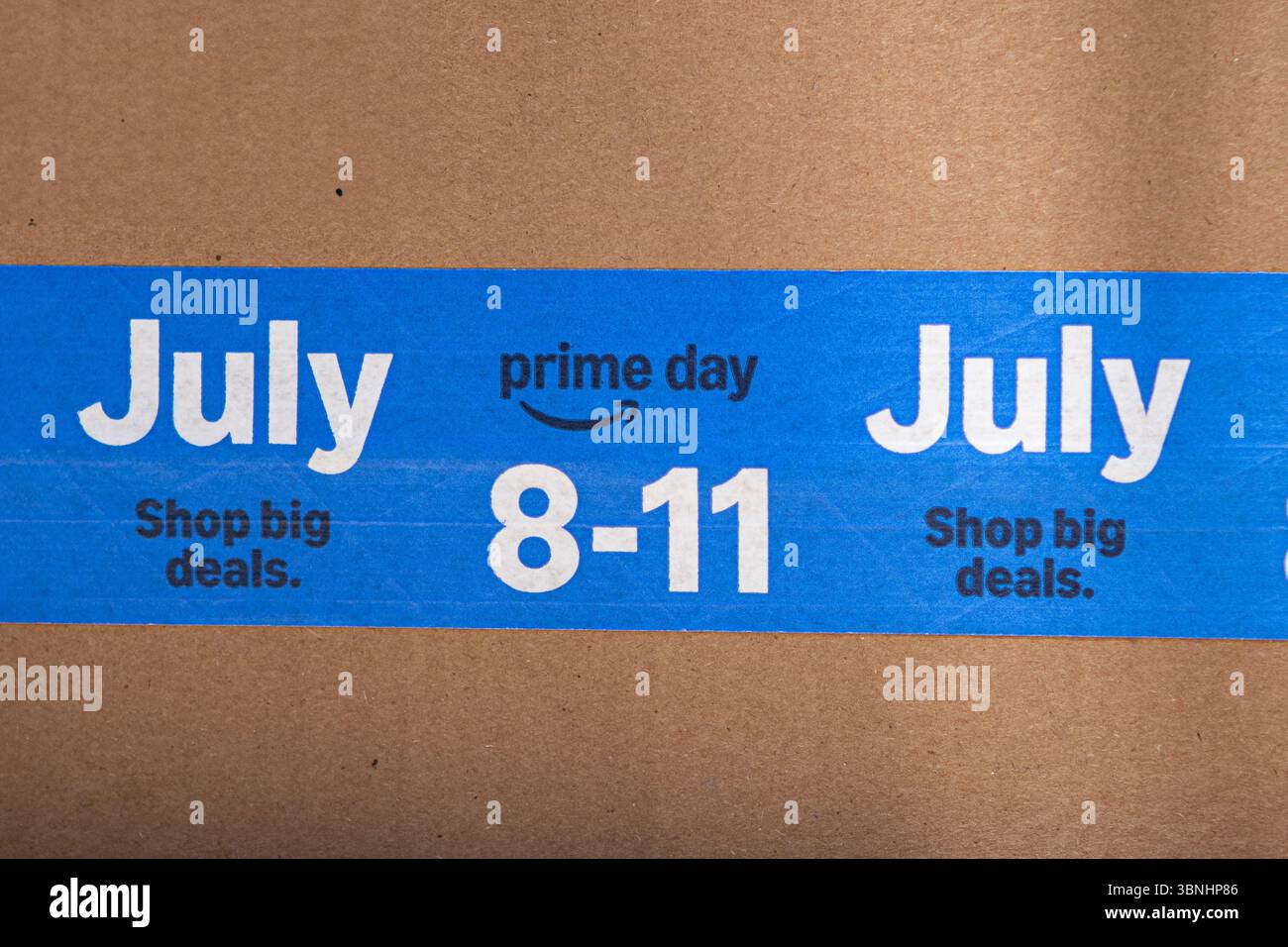 Amazon Prime Day Juli 8-11 Band auf einem Versandkarton in Kalifornien; USA Stockfoto