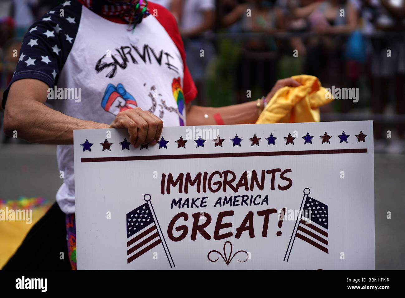 New York, USA. Juni 2025. Eine Person hält ein Plakat mit der Botschaft, dass Immigranten Amerika beim Pride march großartig machen. Tausende von Menschen kamen heraus, um die 55. Jährliche Pride Day Parade und PrideFest zu feiern. Das Thema lautete: „Die Herausforderungen, denen wir heute gegenüberstehen, angesichts des politischen Klimas, das uns dazu zwingt, solidarisch zusammenzustehen“ (Credit Image: © Susan Stava/SOPA Images via ZUMA Press Wire) NUR REDAKTIONELLE VERWENDUNG! Nicht für kommerzielle ZWECKE! Stockfoto