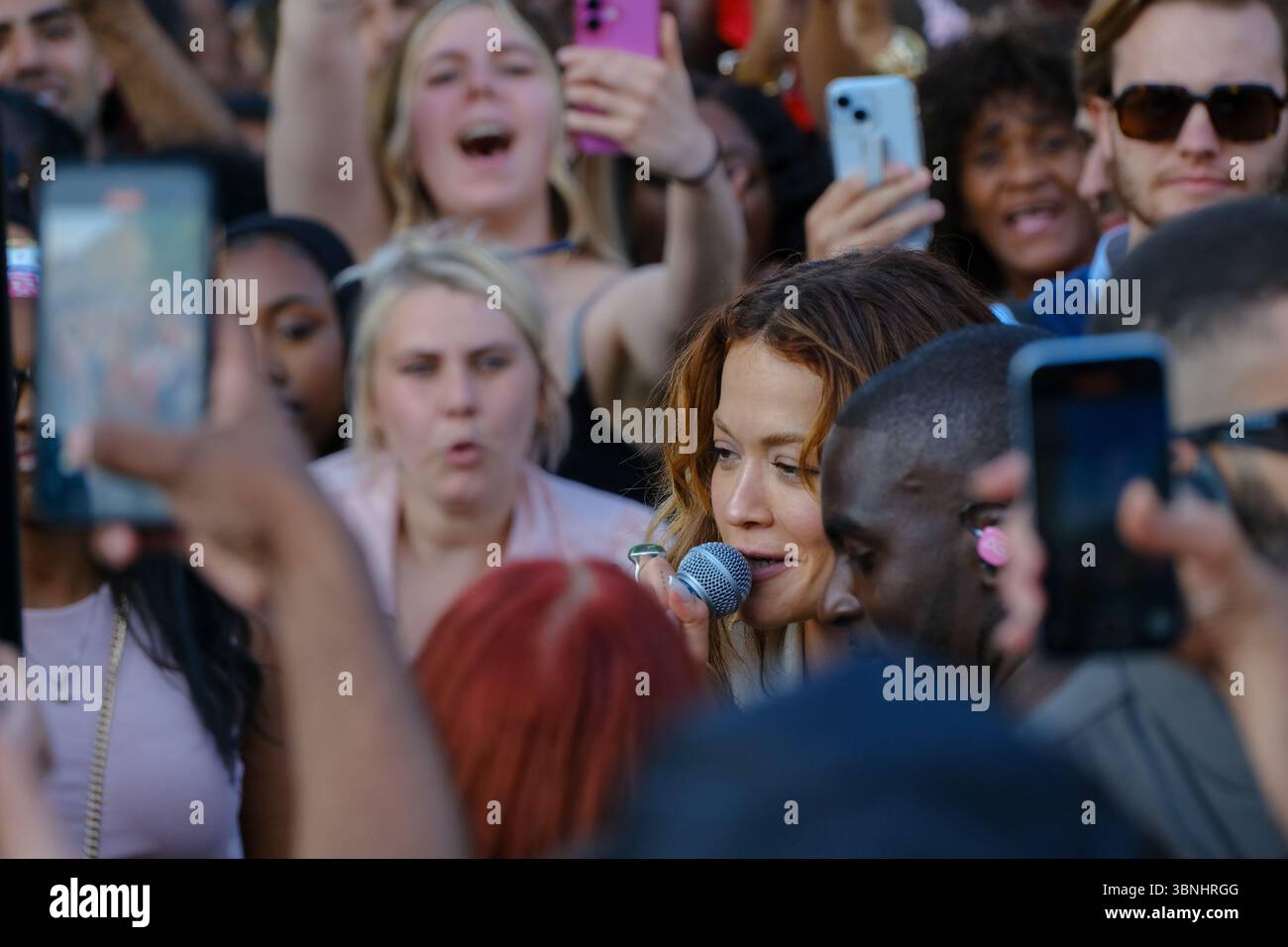 London, Großbritannien. Juni 2025. Die Sängerin und Songwriterin RITA ORA tritt vor der King's Cross Station bei einem Pop-up-Musikevent der DJ AG auf. Stockfoto