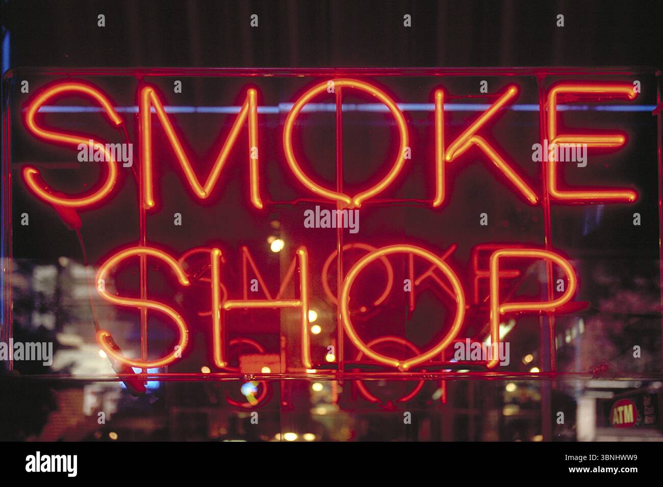 Beleuchtete Werbung in einem Tabakladen in Manhattan, New York City, USA, Nordamerika Stockfoto