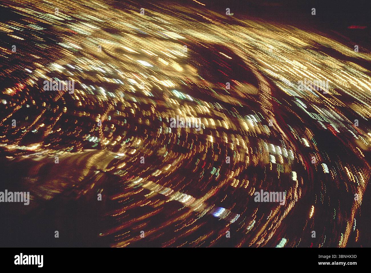 Blick auf New York City bei Nacht aus einem Flugzeug, verschwommen, USAj Stockfoto