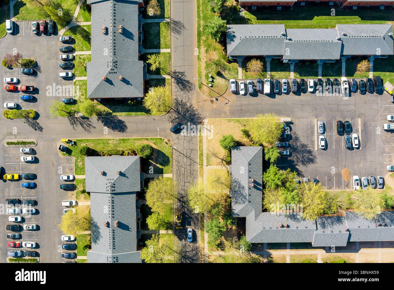 Mehrfamilienhäuser mit organisierten Parkplätzen, geometrisch gestalteter Wohnkomplex in Sayreville, Middlesex County, New Jersey Stockfoto