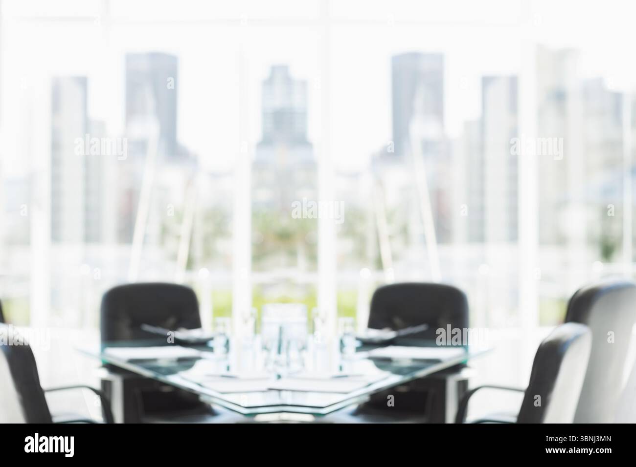 Leerer Tisch und Stühle im Gebäude Stockfoto