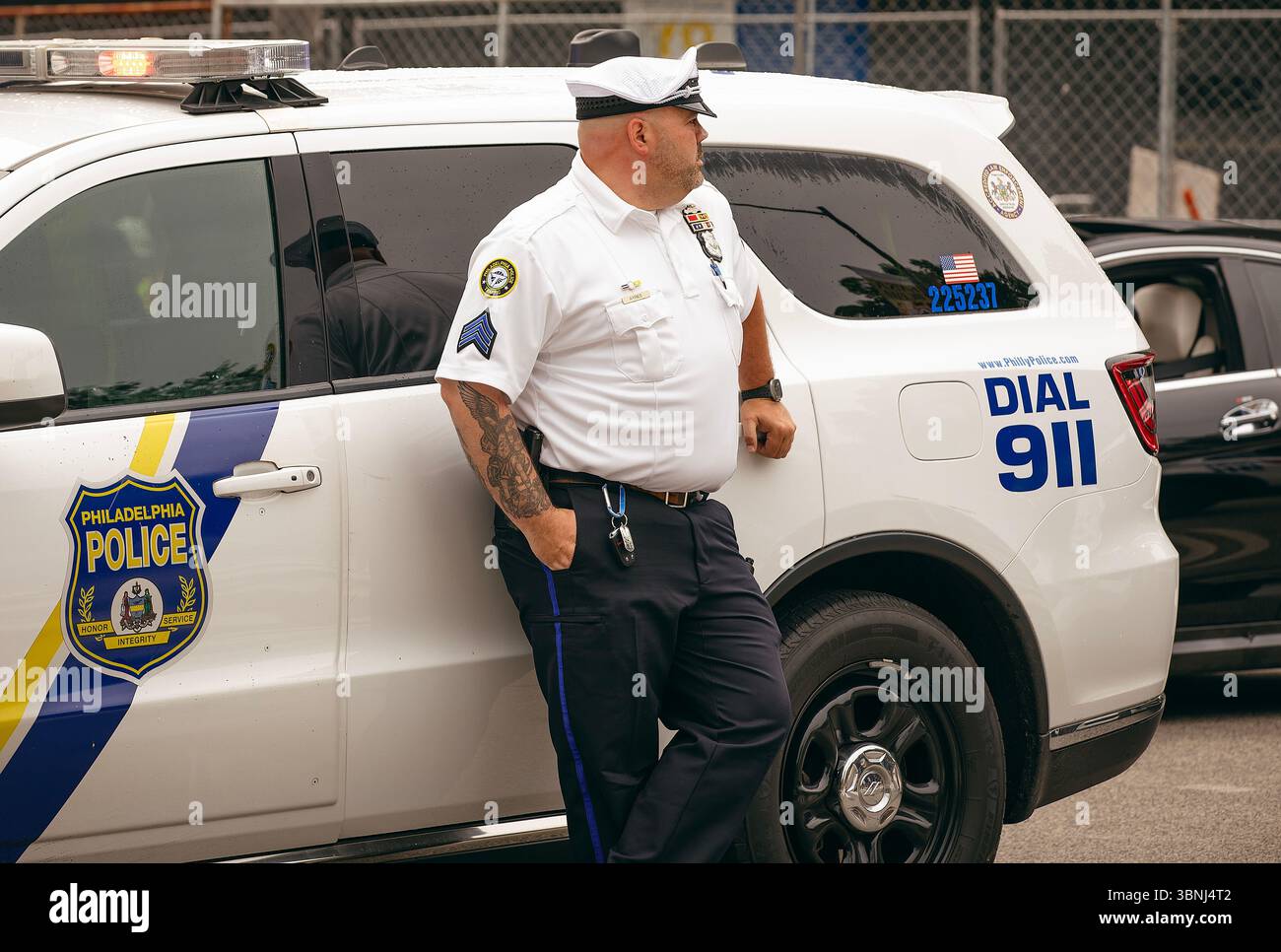 Ein Polizist der Polizei von Philadelphia vor einem Wagen in Philadelphia, Pennsylvania, USA, 2. Juli 2025 Stockfoto