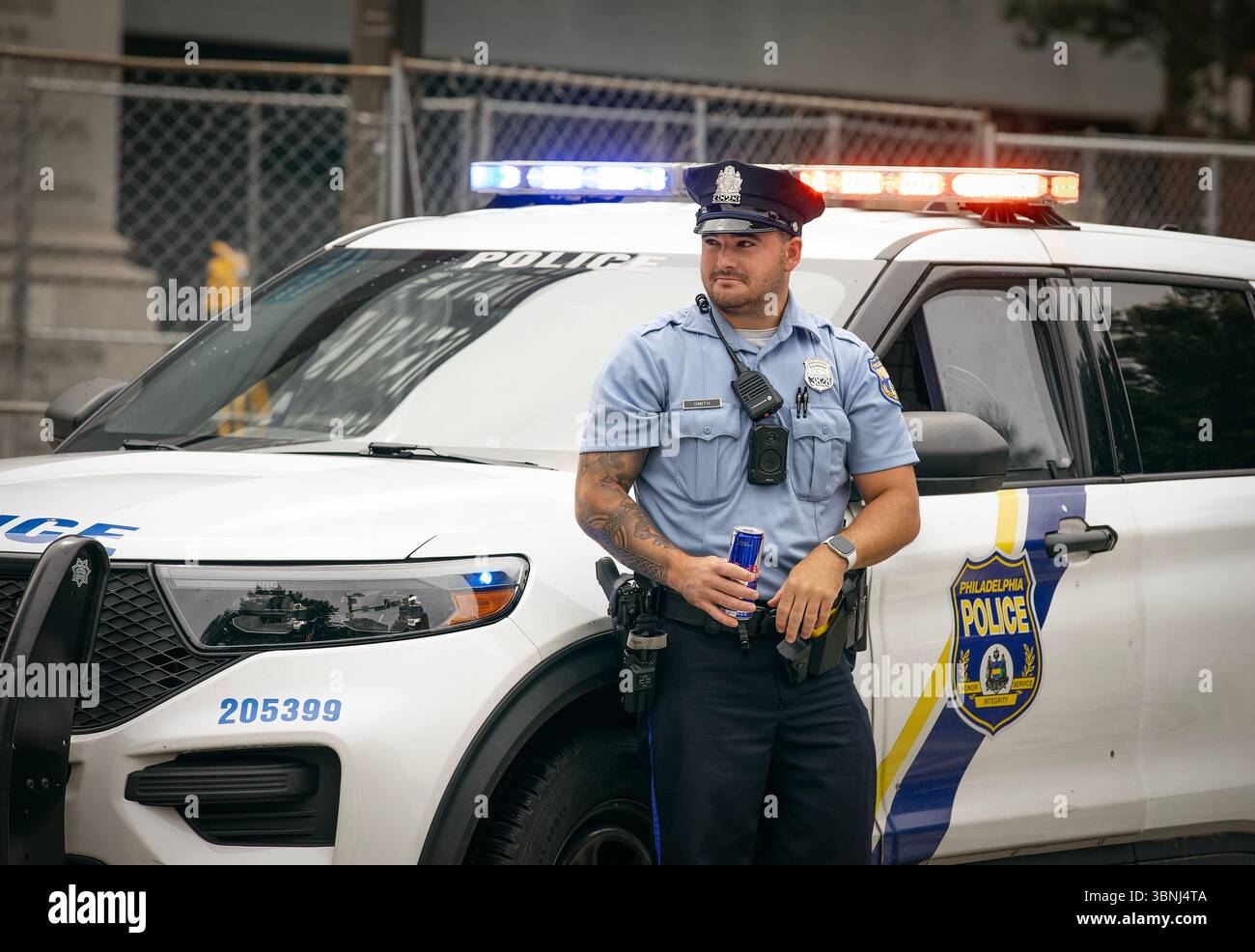 Ein Polizist der Polizei von Philadelphia vor einem Wagen in Philadelphia, Pennsylvania, USA, 2. Juli 2025 Stockfoto