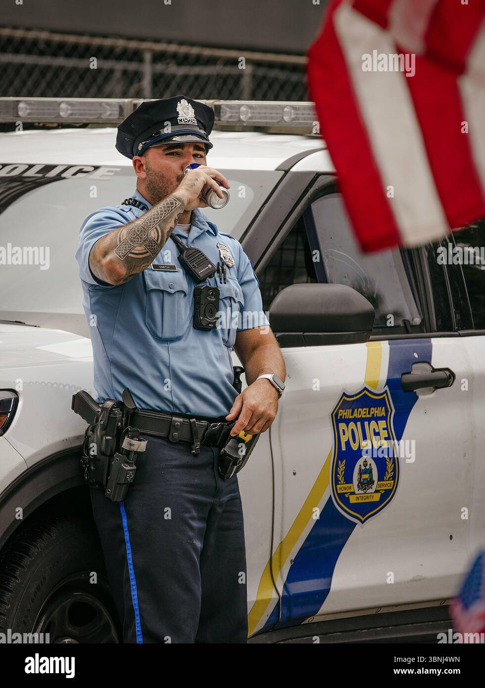 Ein Polizist der Polizei von Philadelphia vor einem Wagen in Philadelphia, Pennsylvania, USA, 2. Juli 2025 Stockfoto