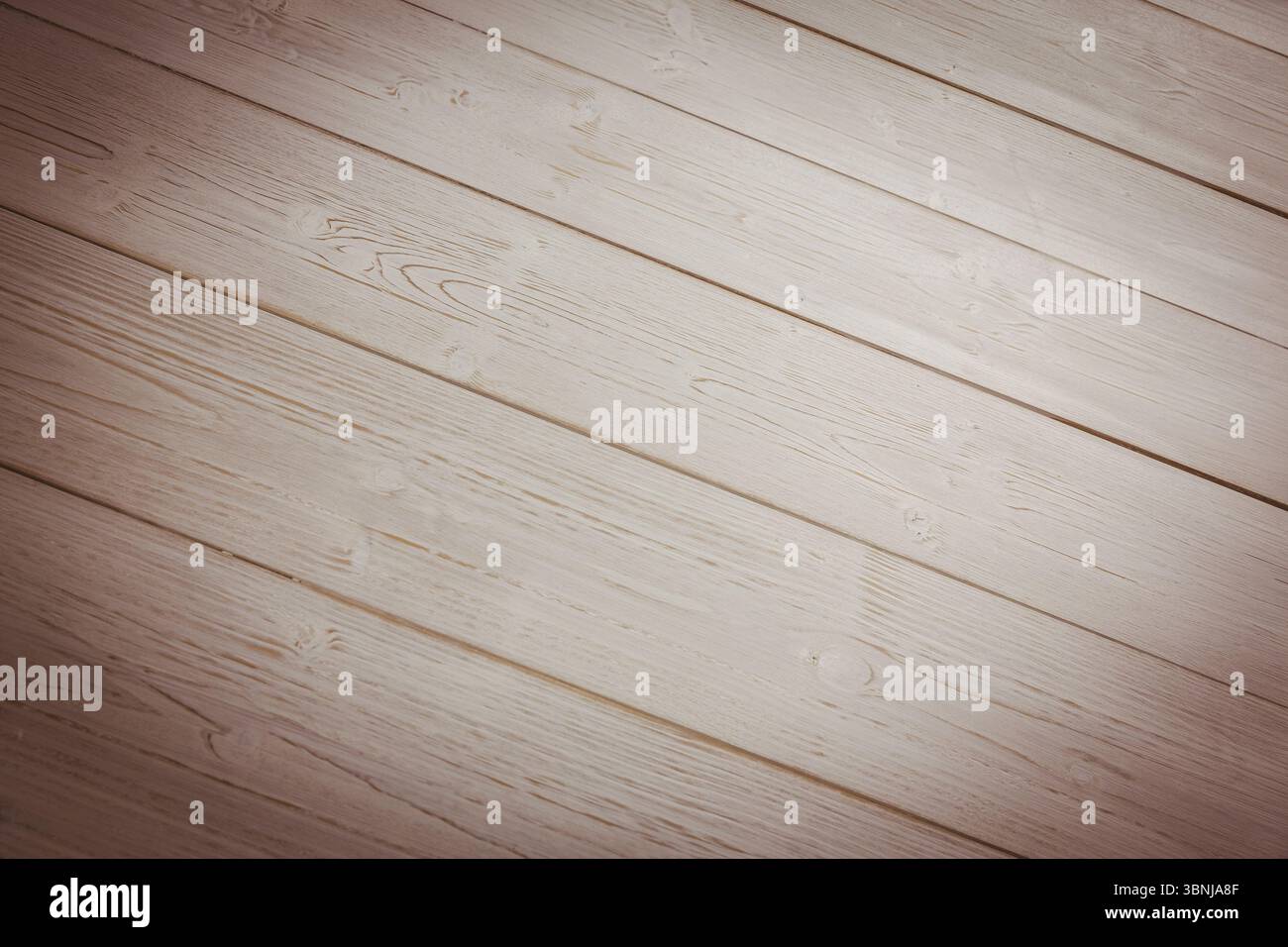 Flache Holzdiele mit diagonalem Layout und sichtbarer Körnung und Knoten Stockfoto