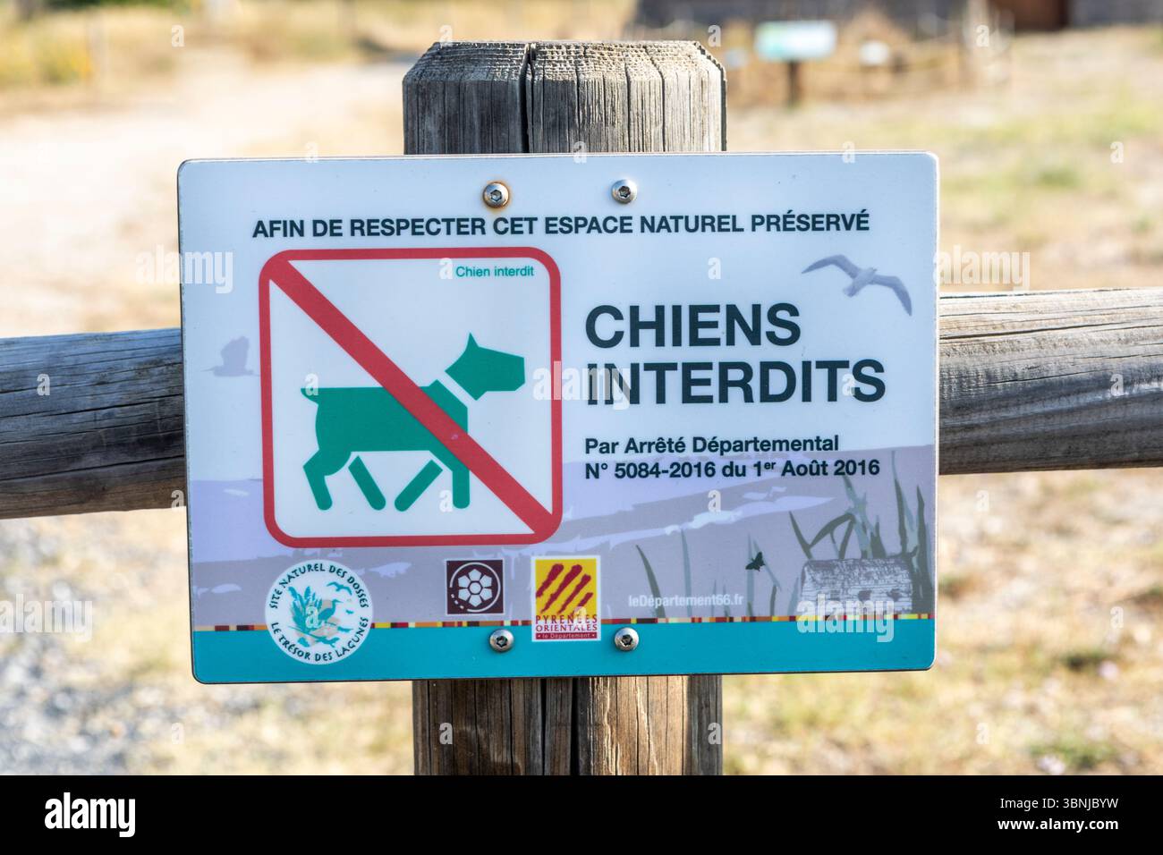 Ein Doggenverbot im Park Dosses, Le Barcares, Südfrankreich Stockfoto