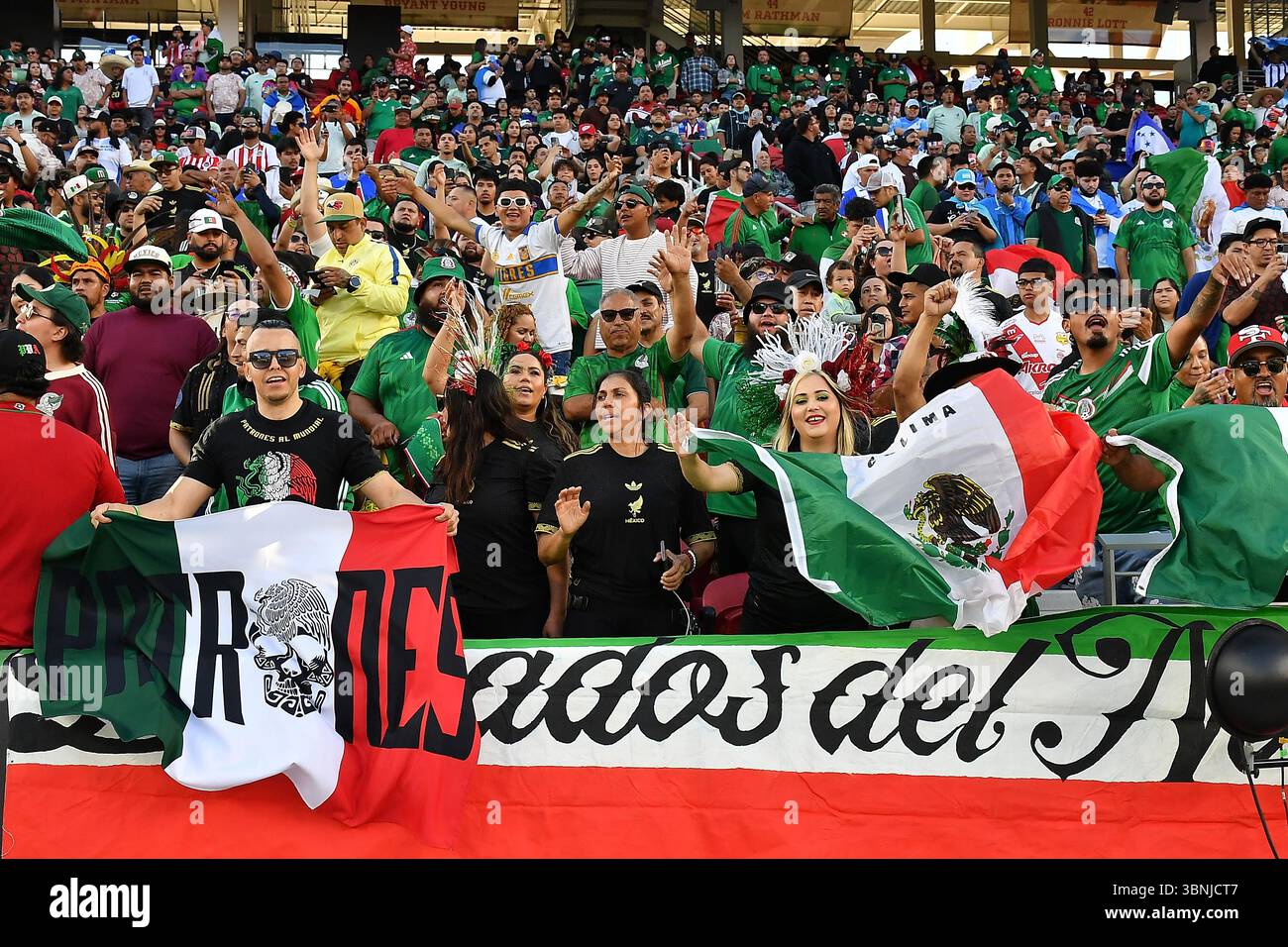 Santa Clara, Kalifornien, USA. Juli 2025. Begeisterte Fans sind beim Halbfinalspiel des CONCACAF Gold Cup zwischen Mexiko und Honduras am 2. Juli 2025 im Levi's Stadium in Santa Clara, Kalifornien, zu sehen. Foto : Casey Flanigan/imageSPACE/ZUMA (Credit Image: © Casey Flanigan/ImageSpace Via ZUMA Press) NUR REDAKTIONELLE VERWENDUNG! Nicht für kommerzielle ZWECKE! Quelle: ZUMA Press, Inc./Alamy Live News Stockfoto