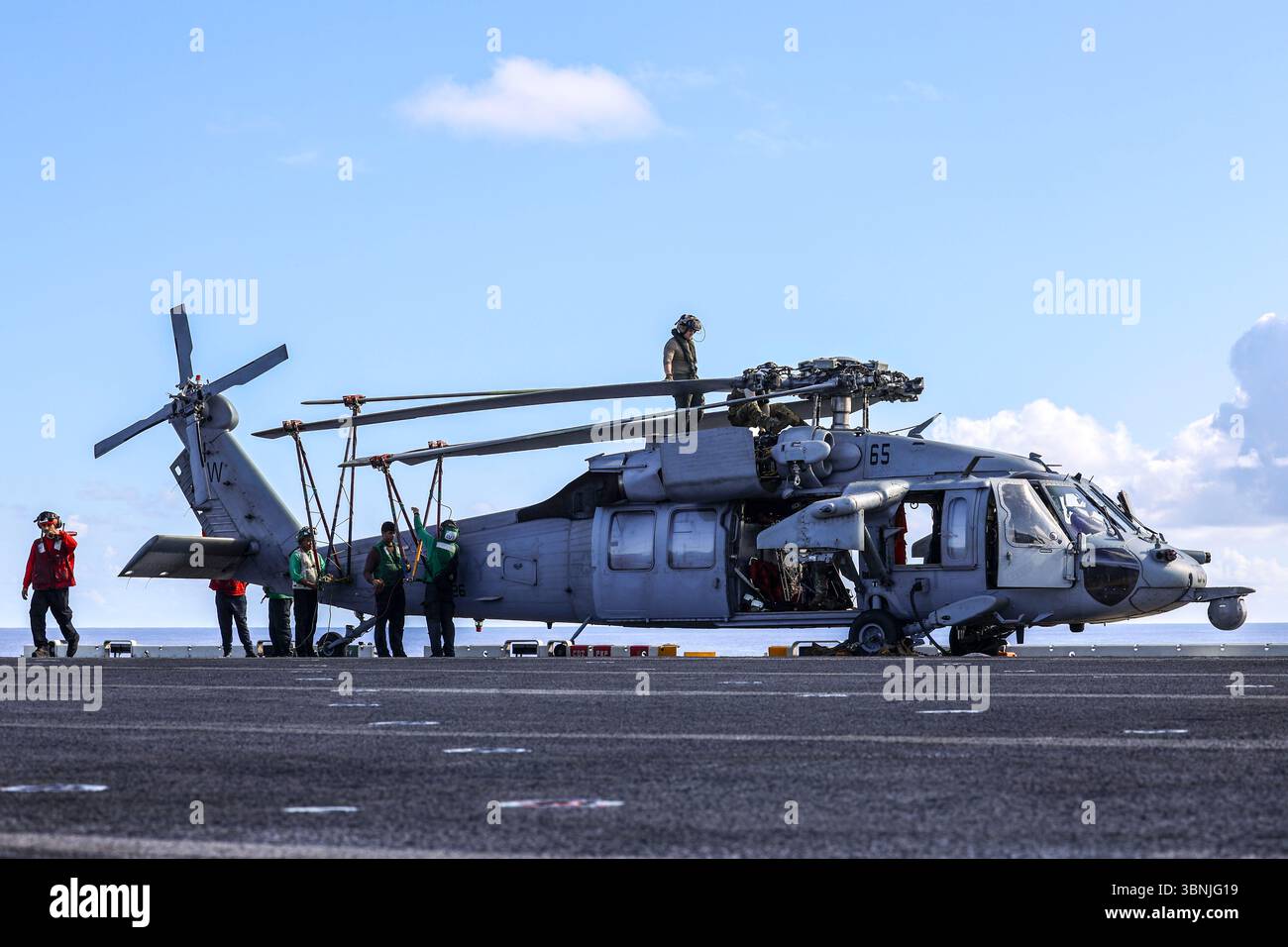 ATLANTIK (30. Juni 2025) Seeleute, die dem amphibischen Angriffsschiff USS Iwo Jima (LHD 7) der Wasp-Klasse zugeteilt sind, bereiten eine MH-60s Seahawk vor Stockfoto