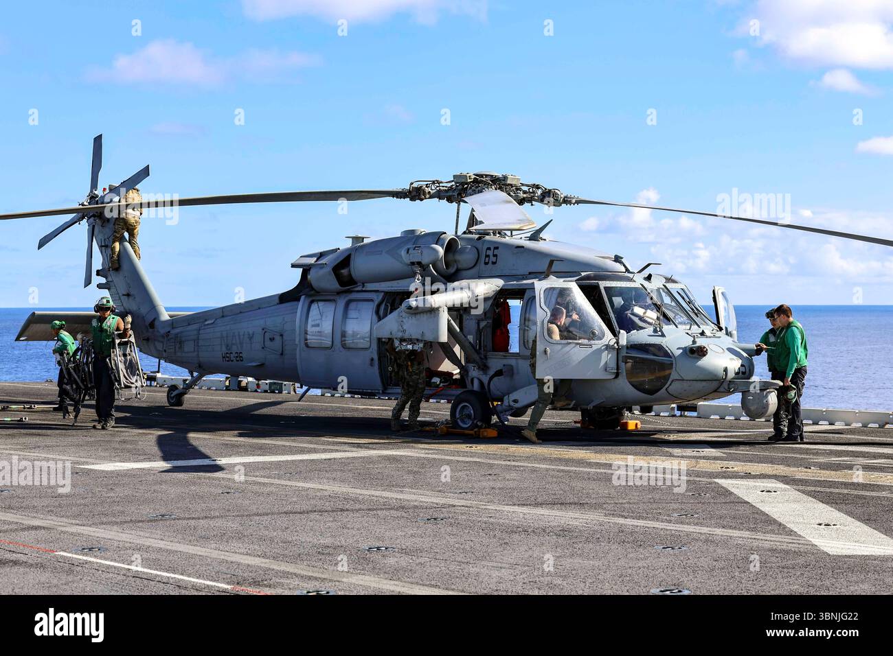 ATLANTIK (30. Juni 2025) Seeleute, die dem amphibischen Angriffsschiff USS Iwo Jima (LHD 7) der Wasp-Klasse zugeteilt sind, bereiten eine MH-60s Seahawk vor Stockfoto