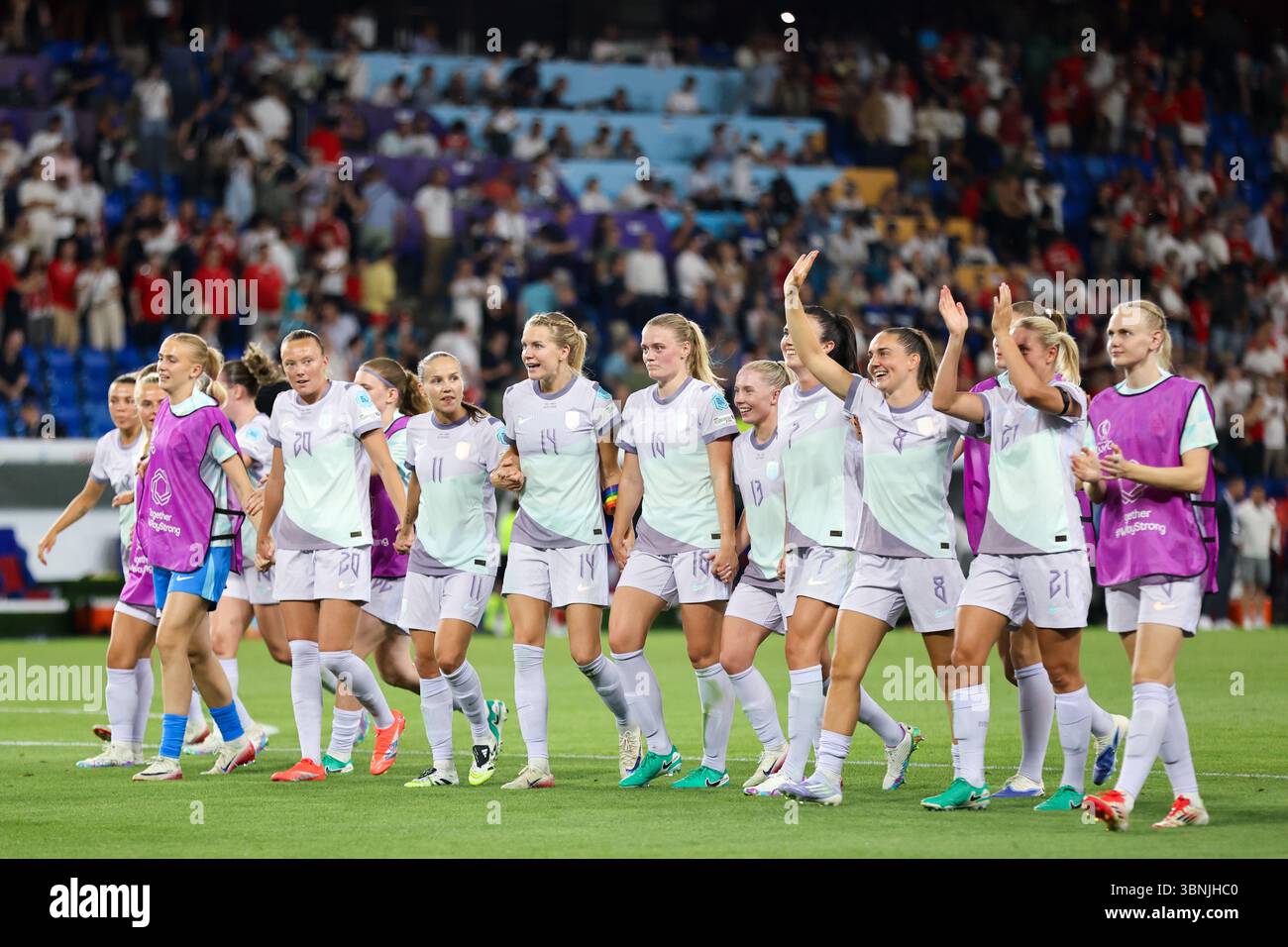 BASEL, SCHWEIZ - 2. JULI: Cecilie Fiskerstrand aus Norwegen, Marit Bratberg Lund aus Norwegen, Tuva Hansen aus Norwegen, Maren Mjelde aus Norwegen, Ingrid Engen aus Norwegen, Vilde Boe Risa aus Norwegen, Caroline Graham Hansen aus Norwegen, Guro Reiten aus Norwegen, Thea Bjelde aus Norwegen, Ada Hegerberg aus Norwegen, Frida Maanum aus Norwegen, Selma Panengine aus Norwegen, Norwegen, Norwegen, Celin Ildhusoy von Norwegen, Elisabeth Terland von Norwegen, Synne Jensen von Norwegen, Lisa Naal Stockfoto