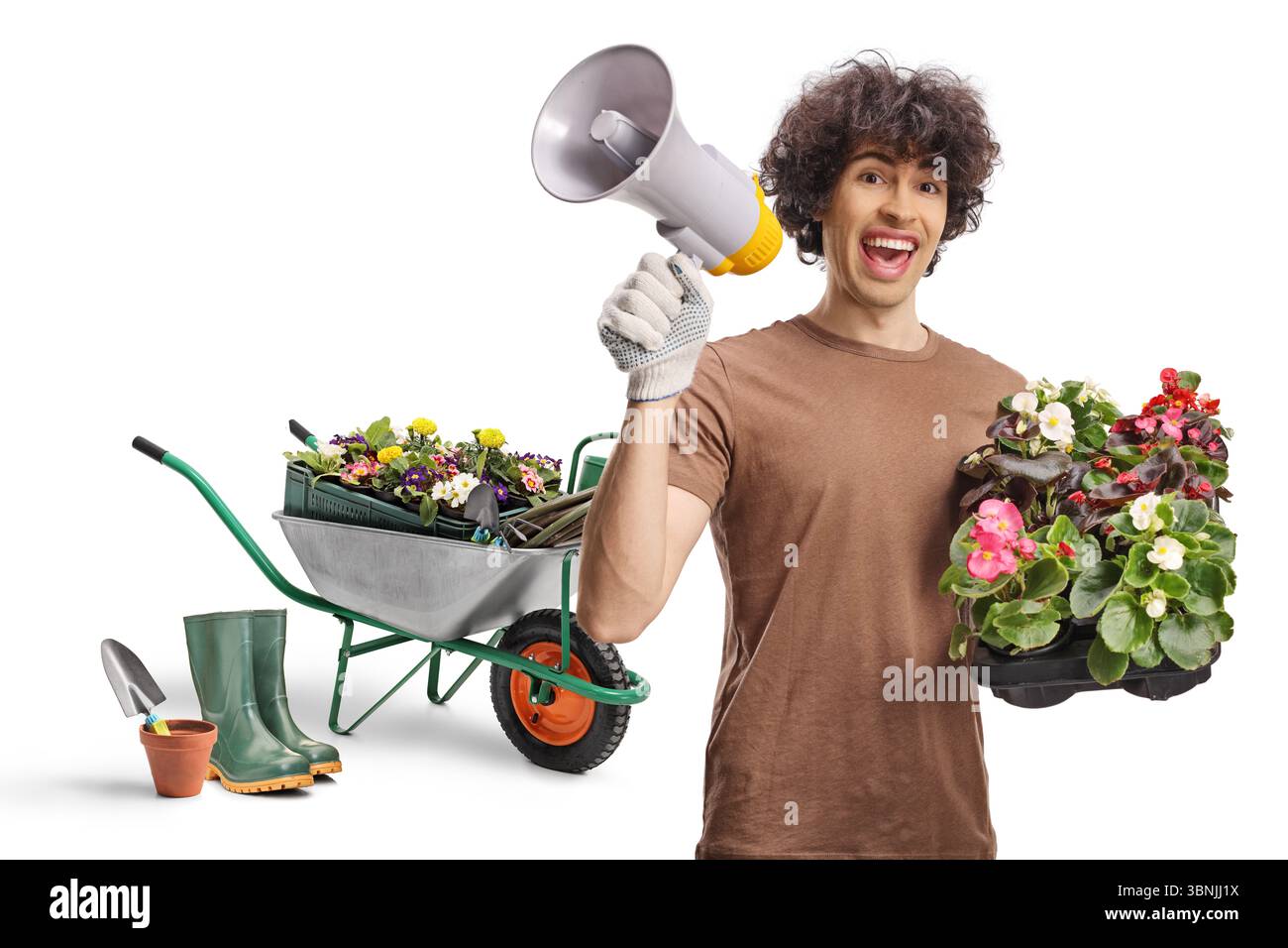 Männlicher Gärtner mit Blumentöpfen und einem Megaphon isoliert auf weißem Hintergrund Stockfoto