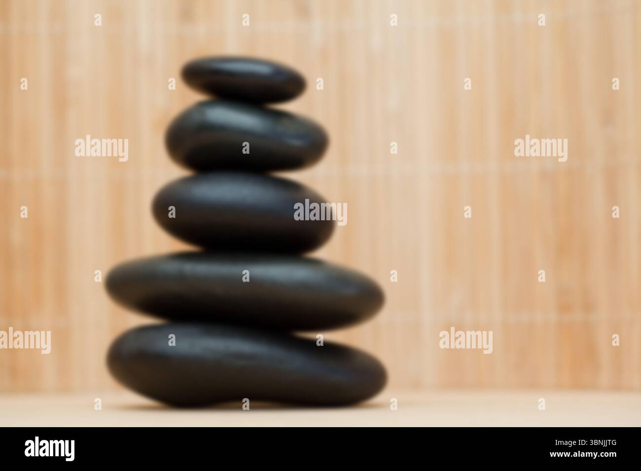 Steine gegen Holzwand Stockfoto