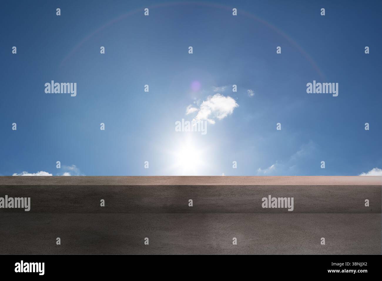 Balkon und strahlend blauer Himmel Stockfoto