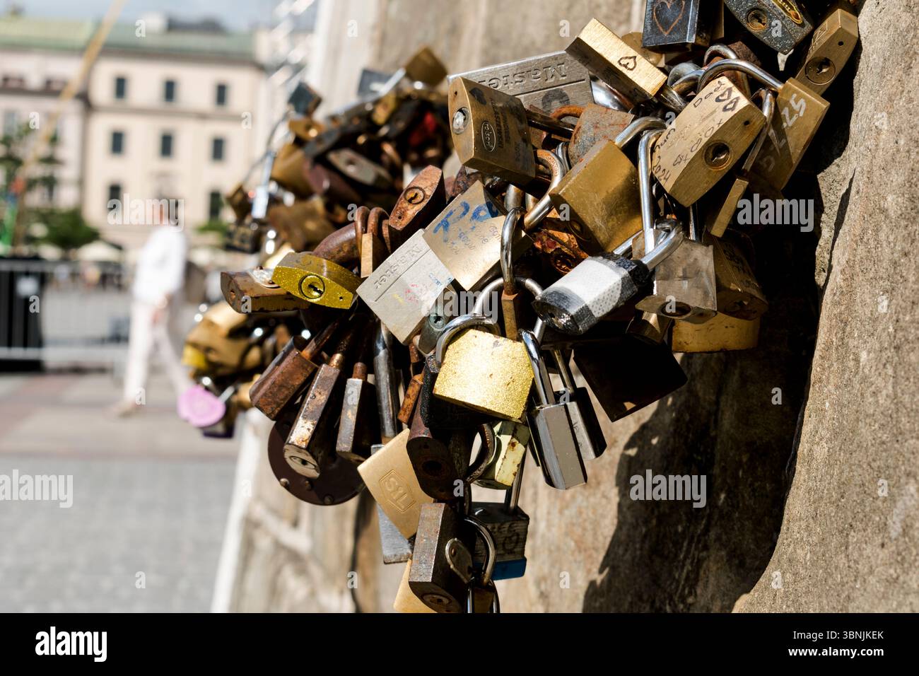 Liebe Vorhängeschlösser an der Steinmauer am Marktplatz in Kraków. Stockfoto