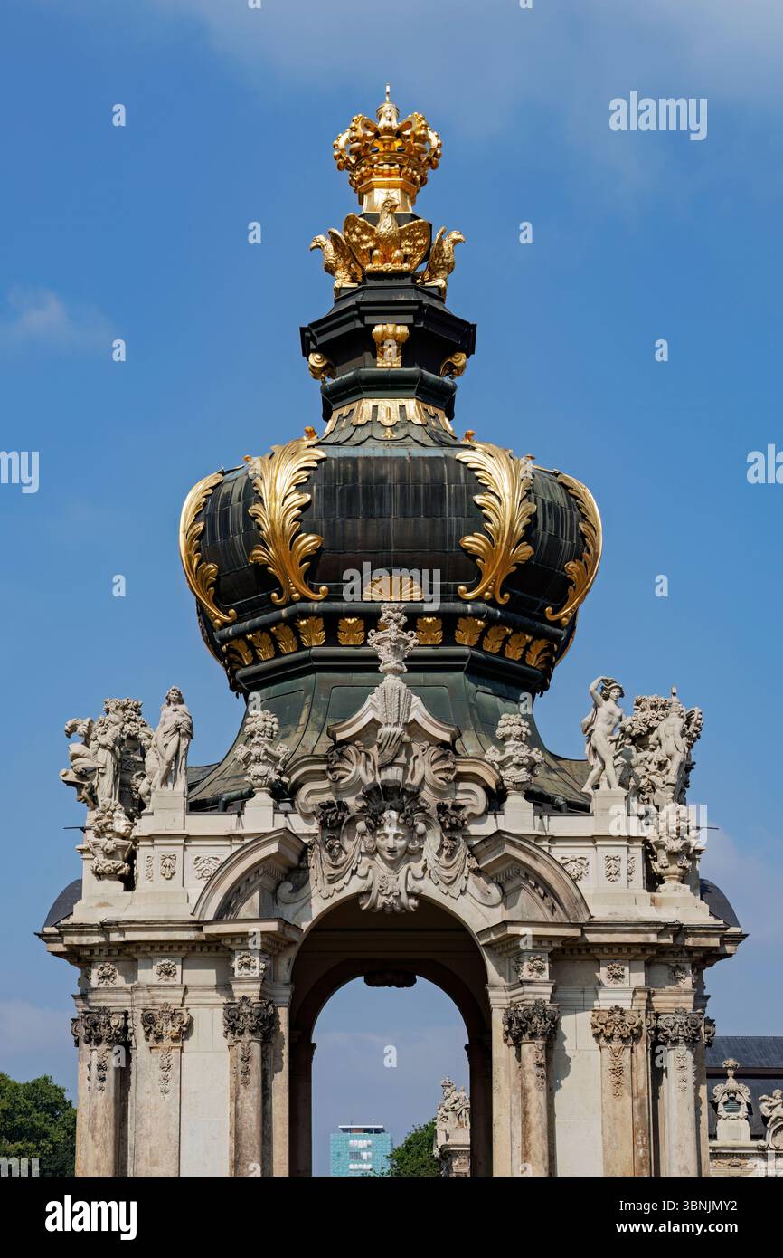 Detaillierter Blick auf das Kronentor im Zwinger-Schloss, Dresden, mit exquisiter barocker Architektur mit kunstvollen Skulpturen und goldenem A Stockfoto