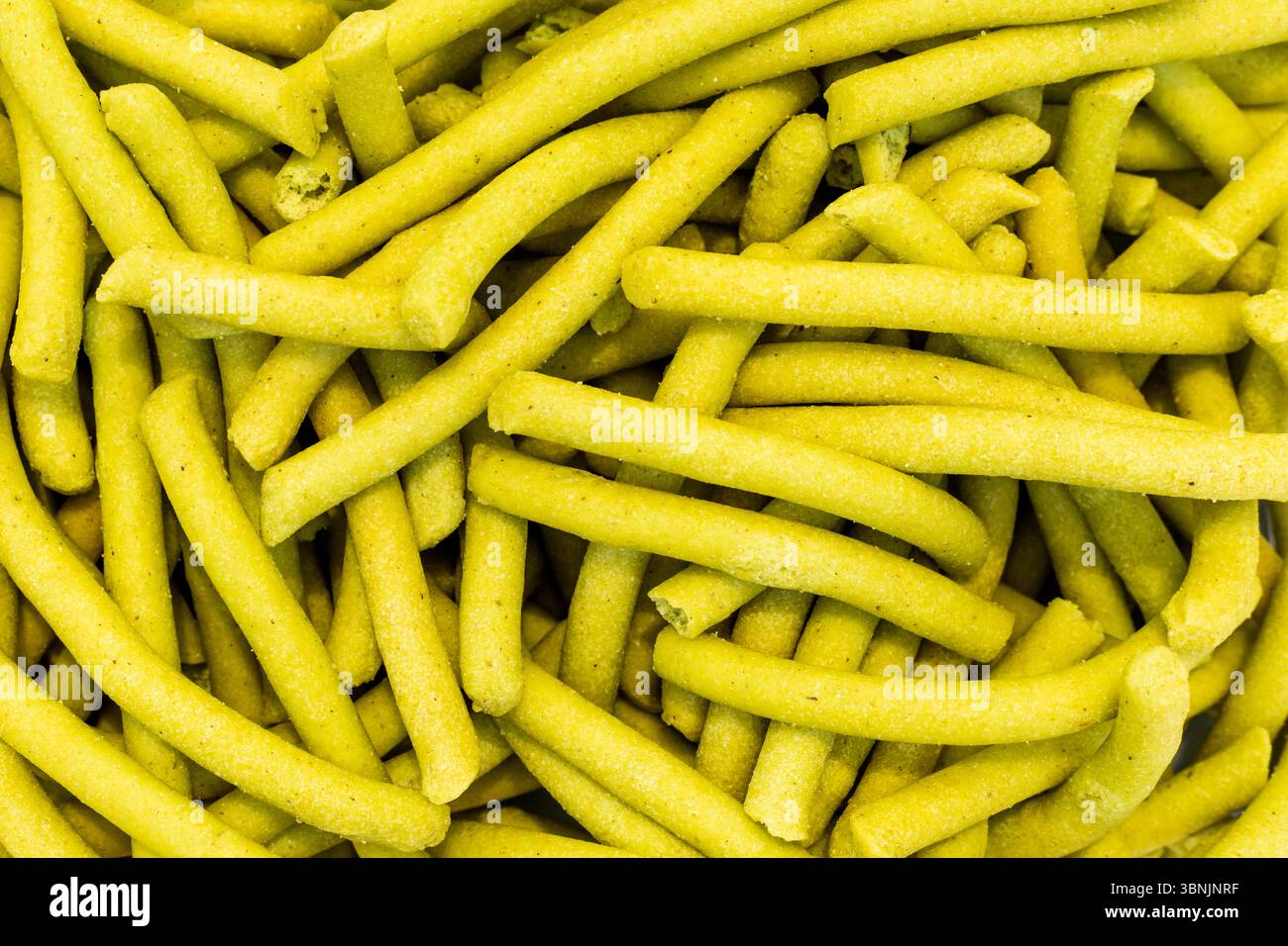 Nahaufnahme mit der Textur von Nopal-Snacks, perfekt als natürlicher Hintergrund. Die detaillierte Textur hebt die leuchtende grüne Farbe und cr hervor Stockfoto
