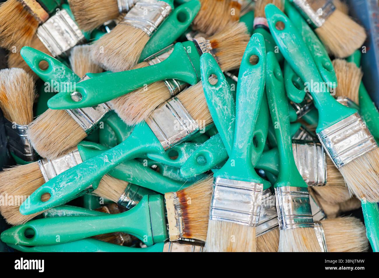 Eine Sammlung von Pinseln in einer lebhaften Maskenwerkstatt in Venedig. Umweltfreundliche Werkzeuge, die bereit sind, um komplexe venezianische Masken in einem cre zu erstellen Stockfoto